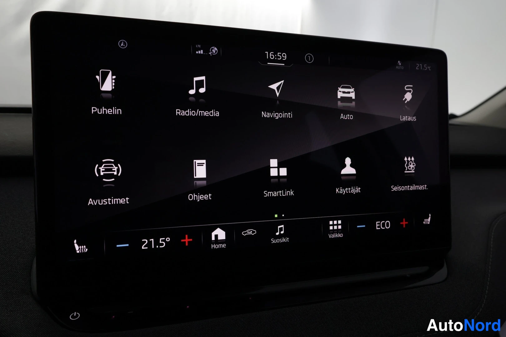 Muu: Infotainment-näytön valikko suomeksi: Puhelin, Radio/media, Navigointi, Auto, Lataus, Avustimet, Ohjeet, SmartLink, Käyttäjät ja Seisontailmast.