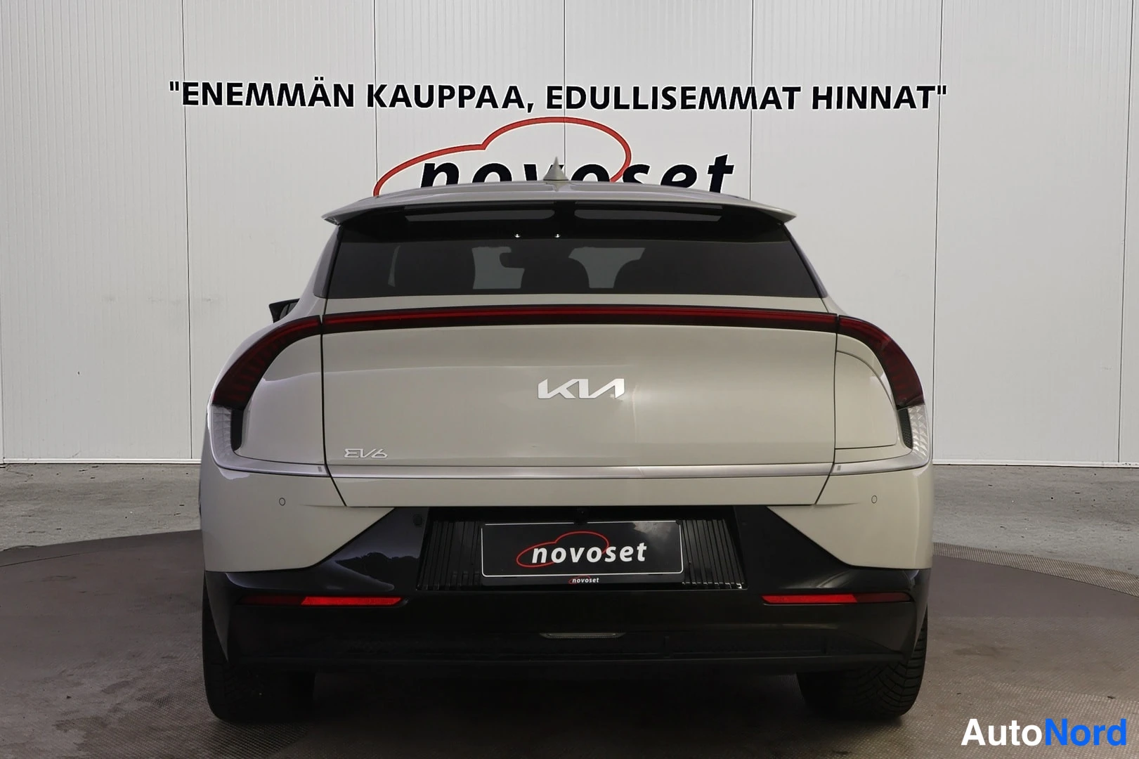 Valkoinen KIA EV6 2022, takaa, kuva 8