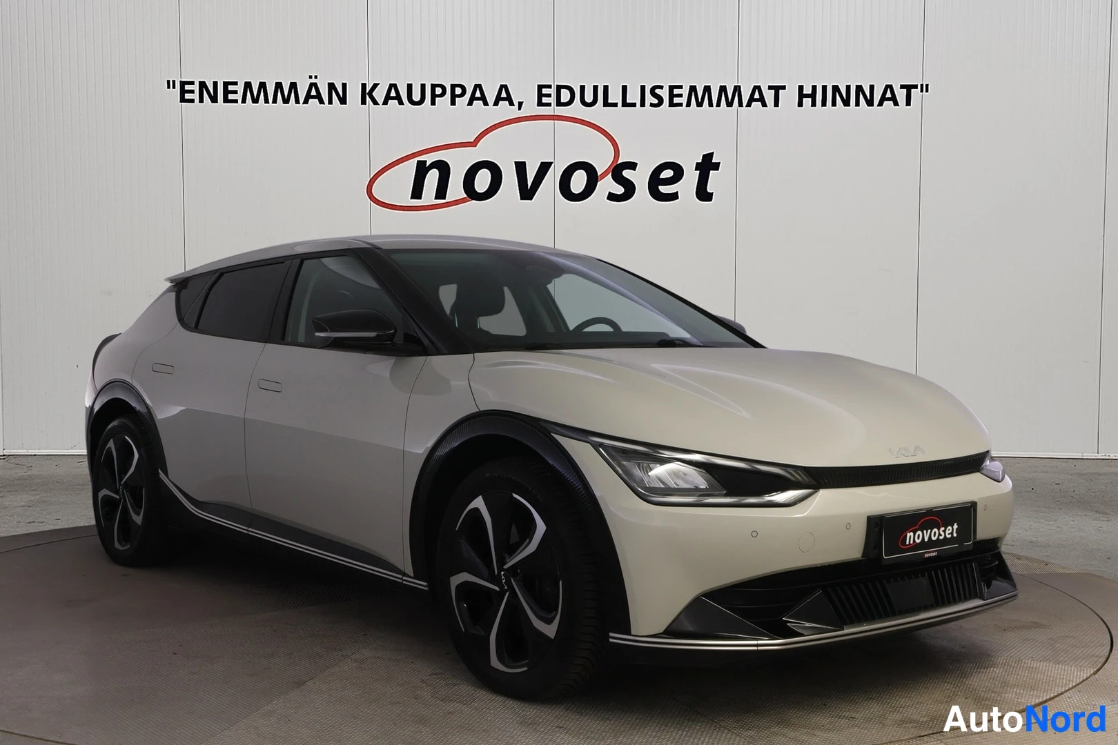 Valkoinen KIA EV6 2022, etuviisto, keula oikealle, kuva 2