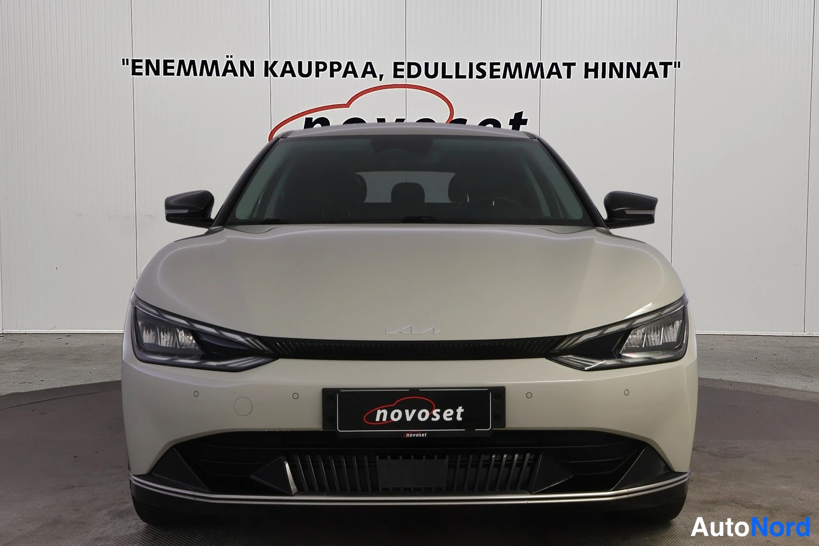 Valkoinen KIA EV6 2022, edestä, kuva 3
