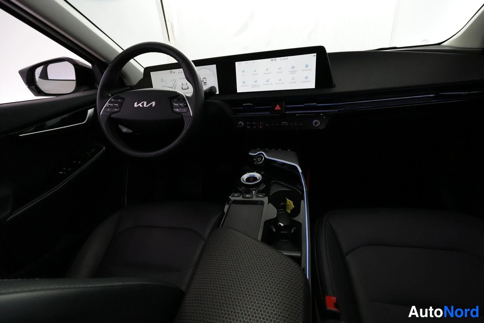 Valkoinen KIA EV6 2022, kuva 31