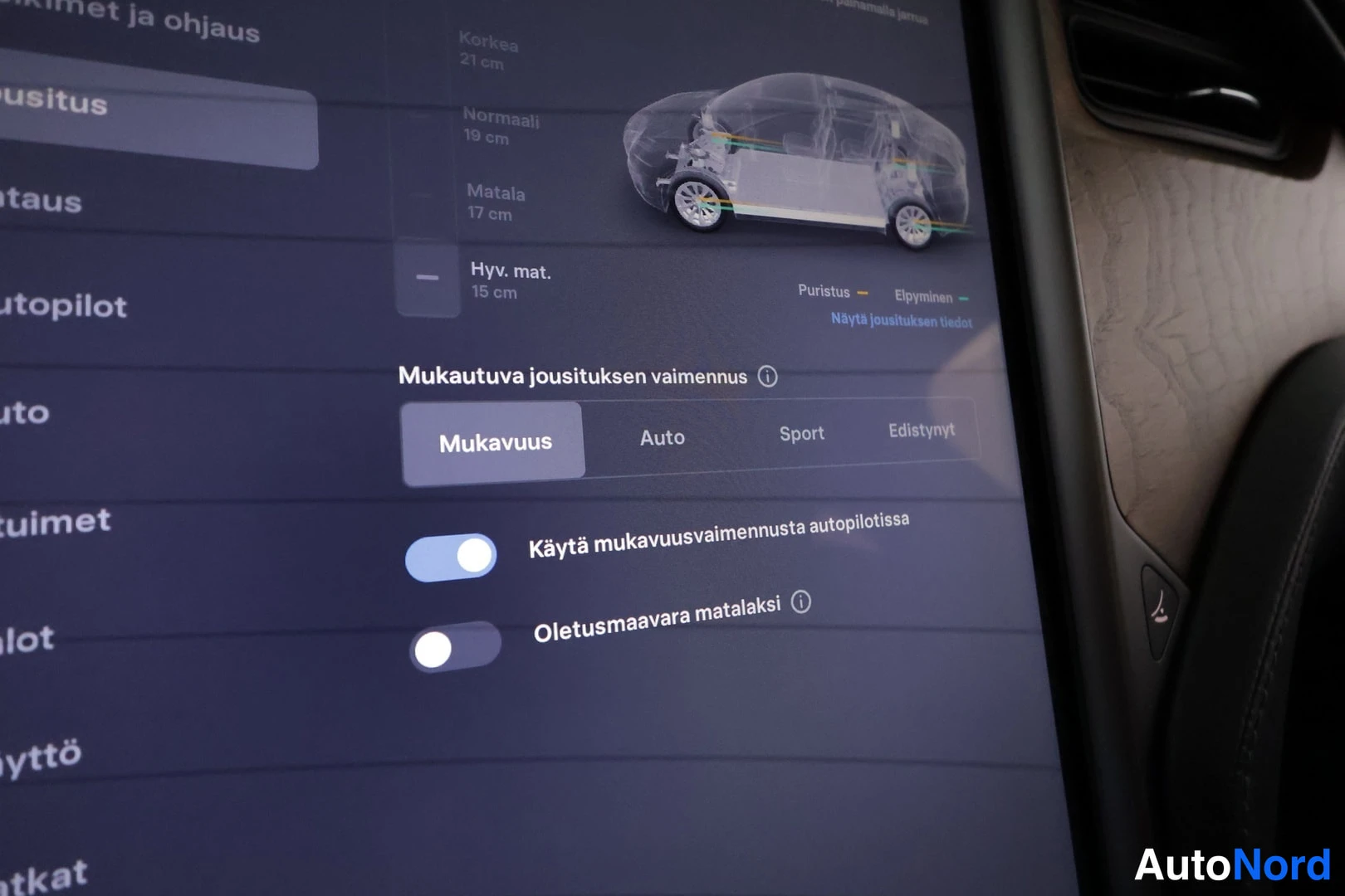Muu: Auton kesk Näytön Jousitus-valikko, jossa mukautuva jousituksen vaimennus asetuksilla Mukavuus, Auto, Sport ja Edistynyt.