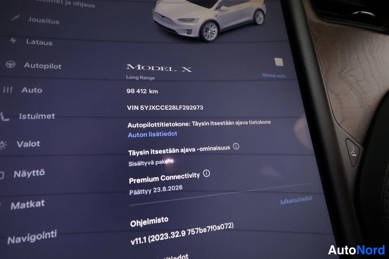 Muu: Auton kesk Näytön Tietoja-ruutu, jossa tekstit 'MODEL X', 'Long Range', '98 412 km' ja 'VIN 5YJXCCE28LF292973'.