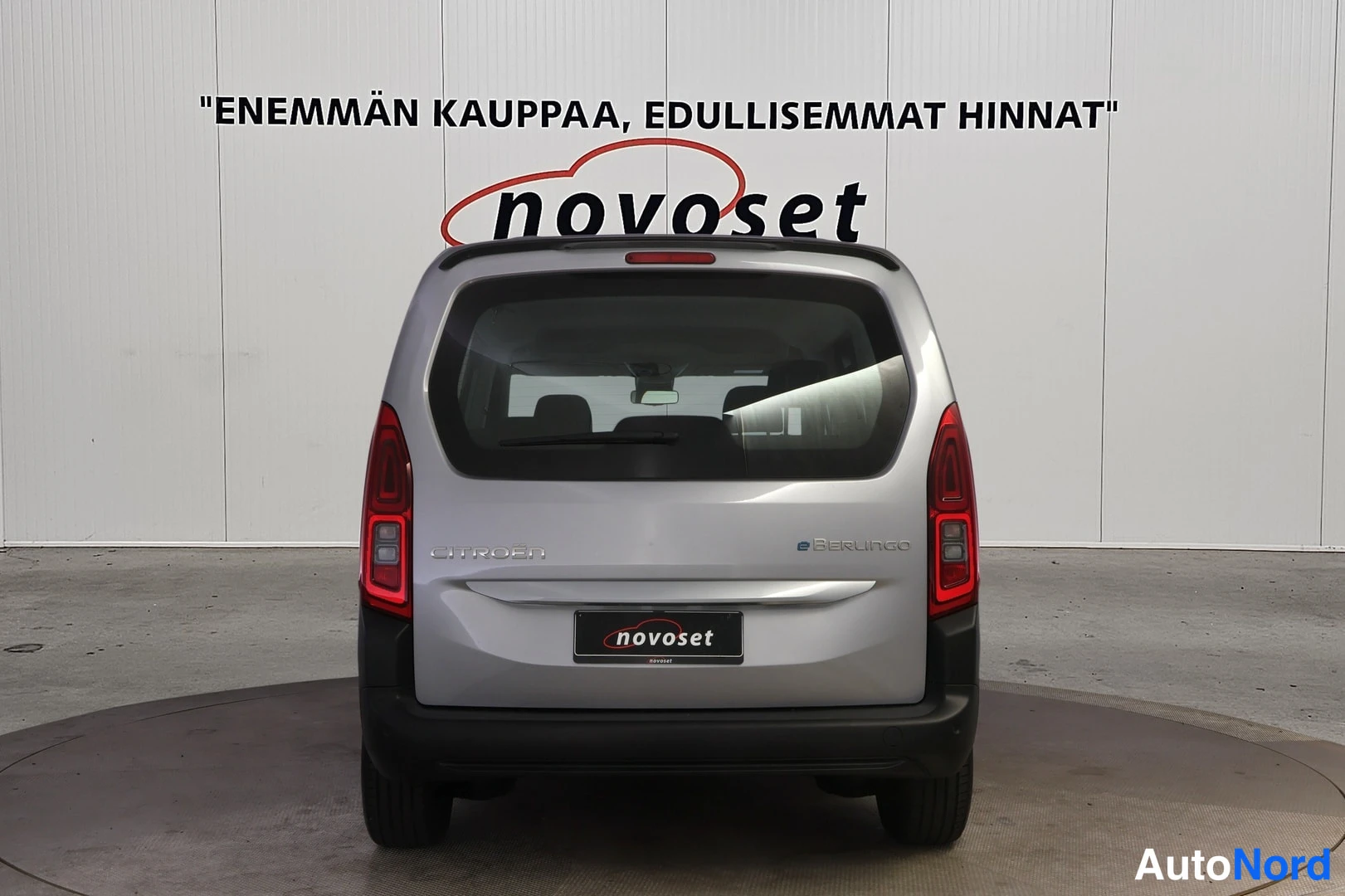 Takaa: Citroën e-Berlingo suoraan takaa; takavalot, takaluukku ja e-Berlingo-merkintä näkyvät.
