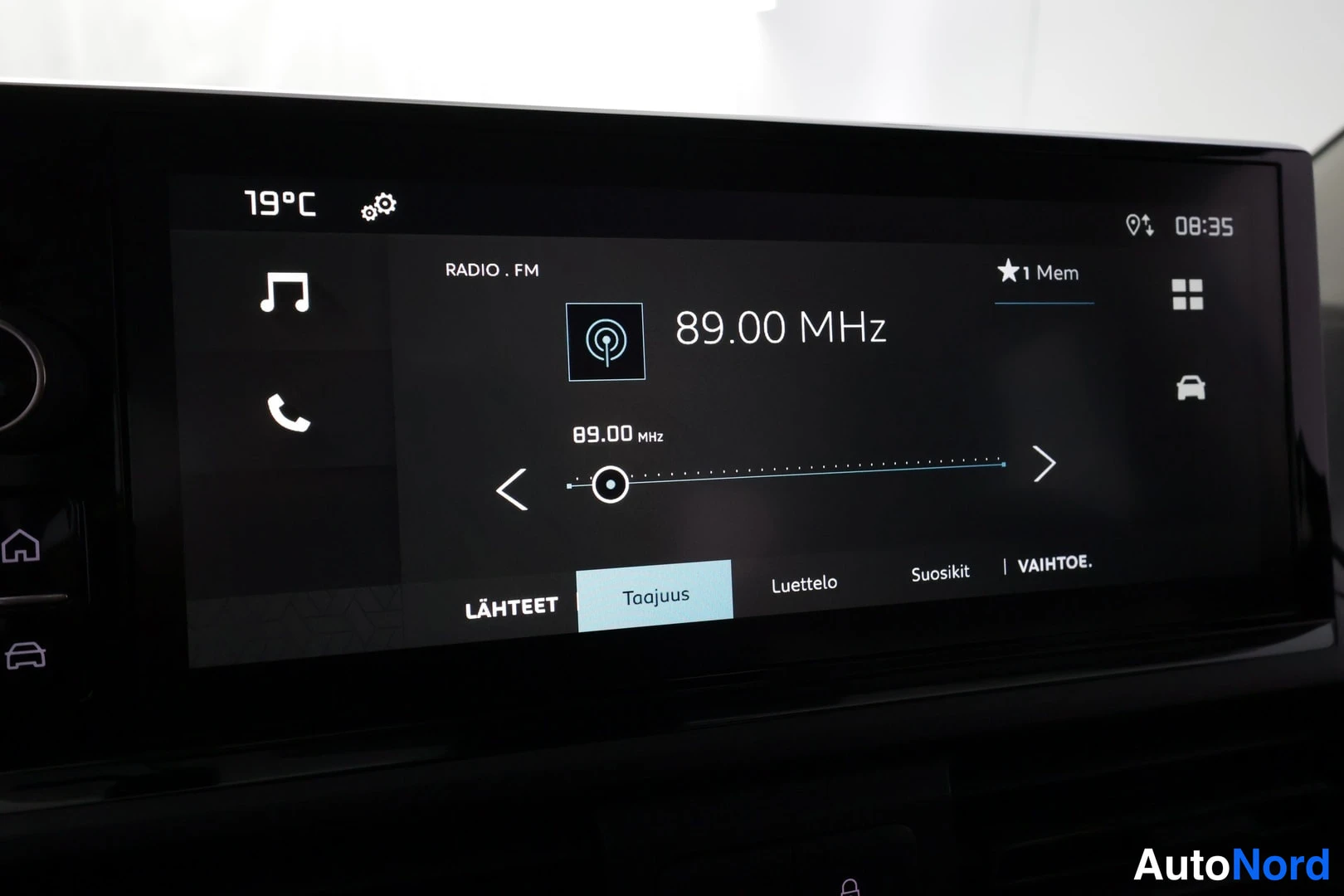 Muu: Radion taajuusnäkymä näytöllä, valittu FM-taajuus 89,00 MHz, lämpötila 19 °C ja kellonaika 08:35.