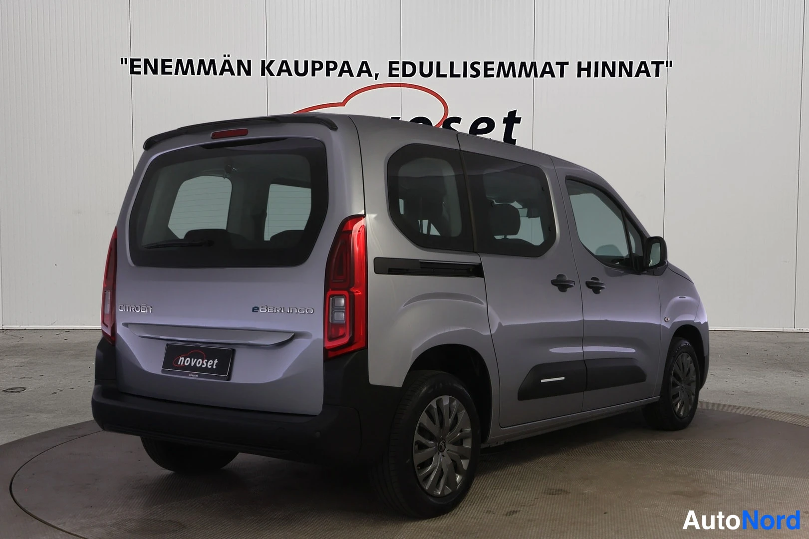 Takaviisto: Hopeanharmaa Citroën e-Berlingo takaviistosta, keula oikealla; takavalot, e-Berlingo-merkintä ja kylki näkyvät.