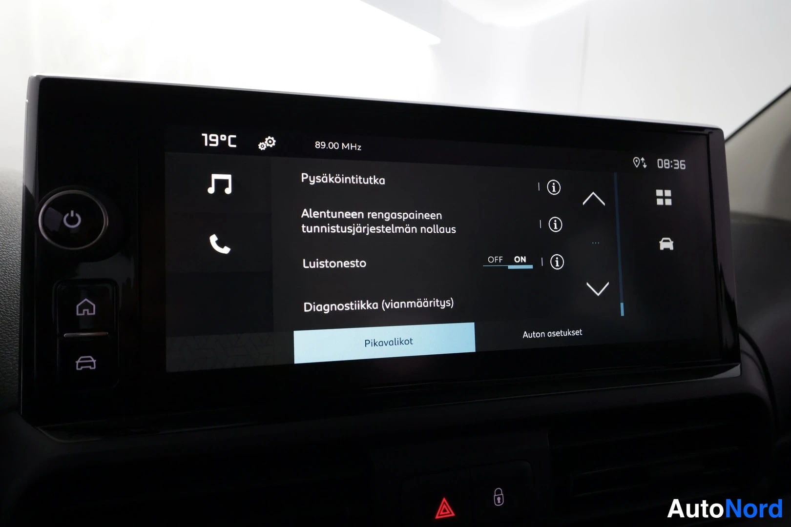 Muu: Infotainment-näyttö, jossa avataan ajoneuvon asetuksia: pysäköintitutka, renkaiden paineen valvonta ja luistonesto.