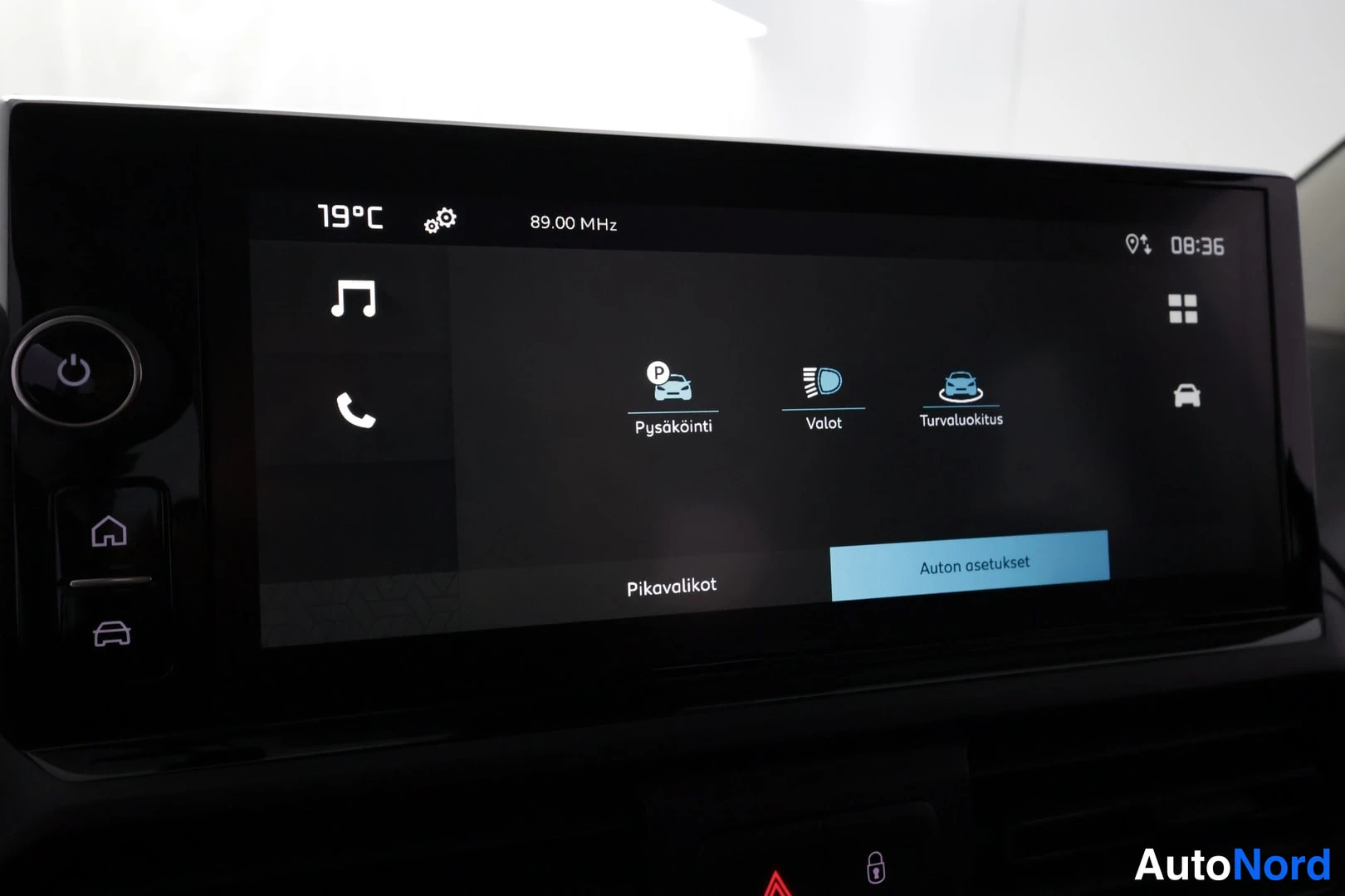 Muu: T particulares Kojeiston infotainment-näyttö, jolla näkyvät valikot Pysäköinti, Valot, Turvalukitus, Pikavalikot ja Auton asetukset; näytössä lämpötila 19 °C, r