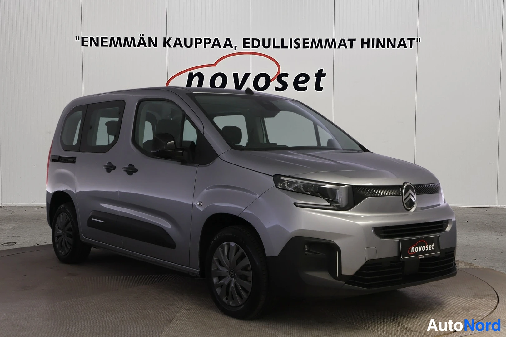 Etuviisto, nokka oikealle: Harmaa Citroën Berlingo -pakettiauto etuviistöstä oikealta, kylki ja keula näkyvissä.