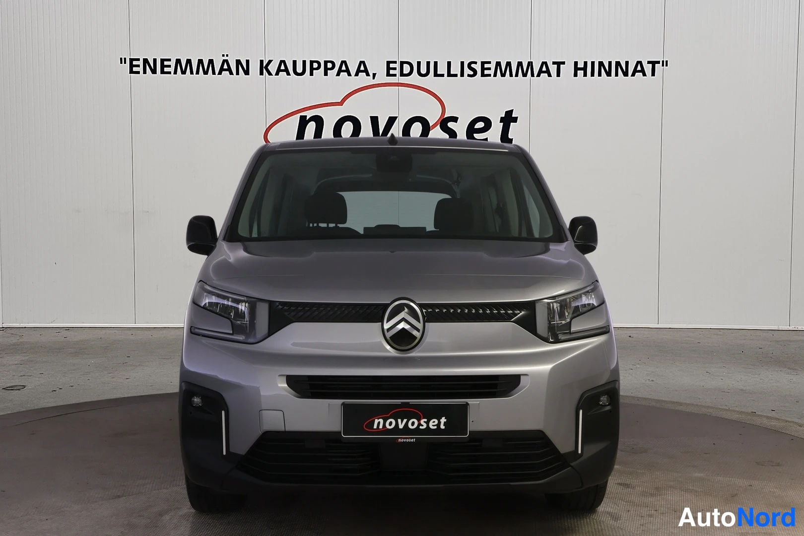 Edestä: Citroën Berlingon keula suoraan edestä, Citroën-embleemi, ajovalot ja etupuskuri näkyvissä.