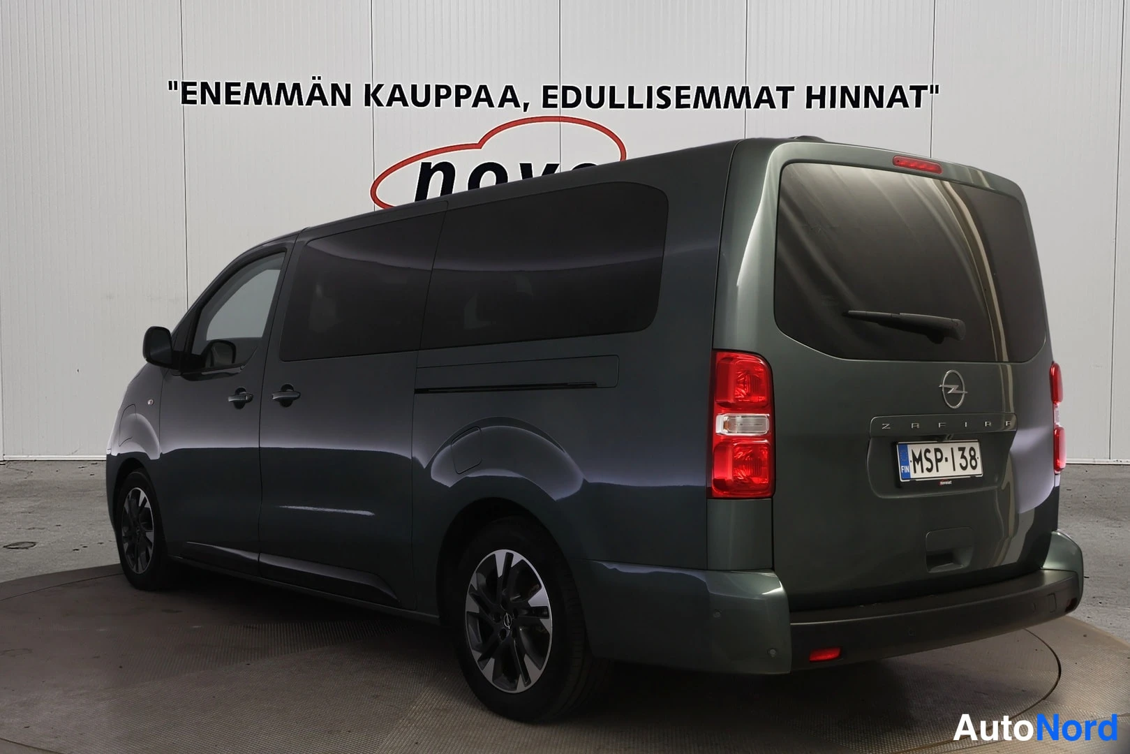 Takaviisto: Tummansininen Opel Zafira Life -pakettiauto takaa ja vasemmalta sivulta kuvattuna.