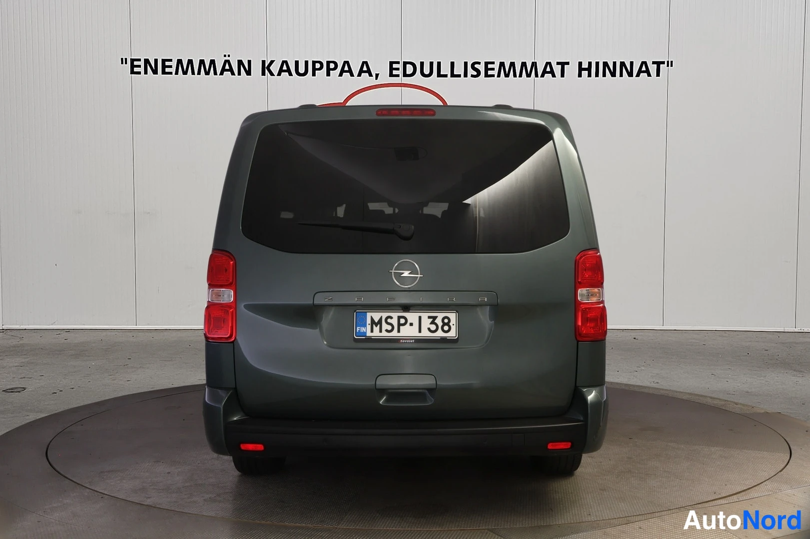 Takaa: Opel Zafiran takaosan suoraa vasten -otto tummanharmaa autolla, rekisterikilpi ja Opel-merkni takaluukussa näkyvissä.