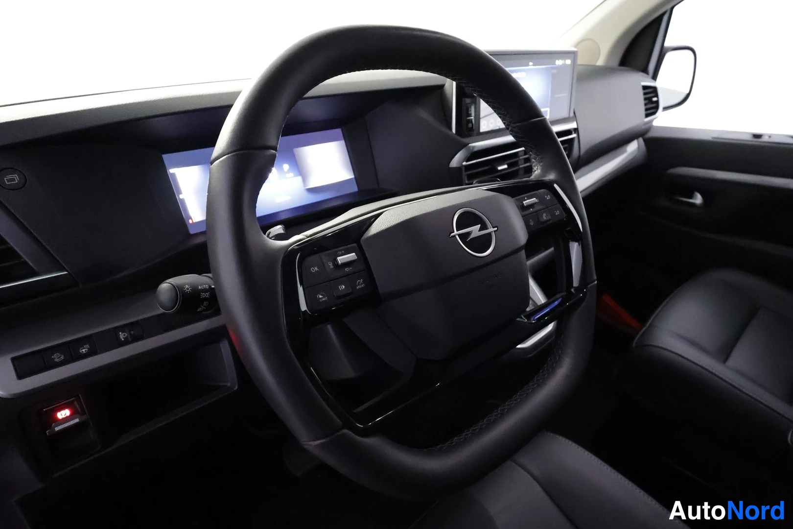 Muu: Opel-ohjauspyörä ja kojelauta digitalisoivalla näytöllä; tumman harmaat matkustamopinnat.