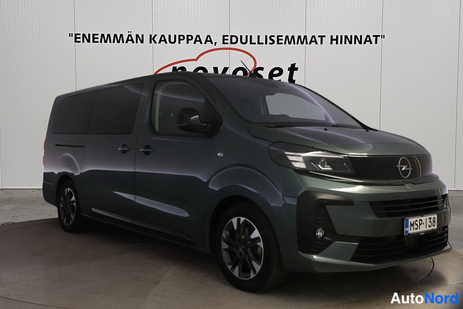 Etuviisto, nokka oikealle: Opel Zafira -pakettiauton etukolmasosanäkymä: keula ja sivu näkyvissä, tummanharmaa kori, Opel-merkki keulapaneelissa.