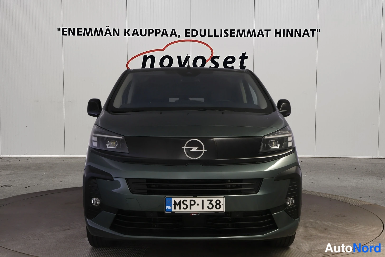 Edestä: Opel Zafiran suora etunäkymä: musta keulapaneeli Opel-merkillä, etusäleikkö ja rekisterikilpi.