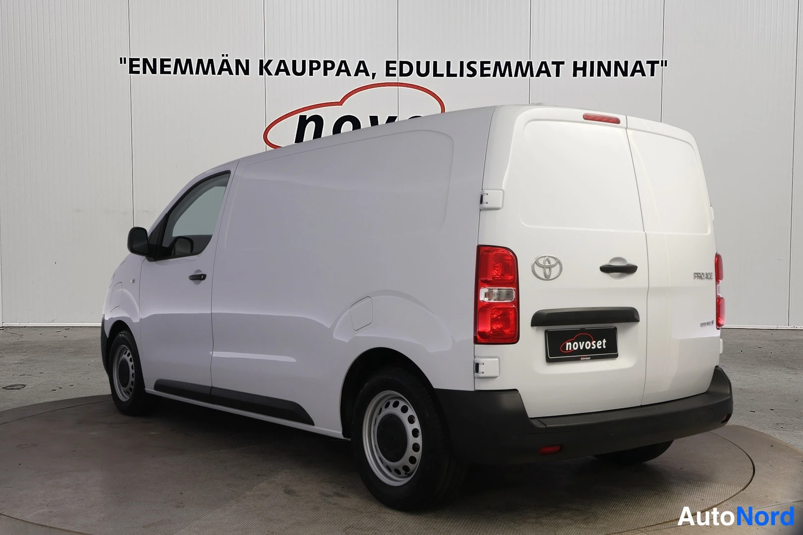 Takaviisto: Takakolmasnäkökulma valkoisesta Toyota Proace -pakettiautosta oikealle kääntyneenä