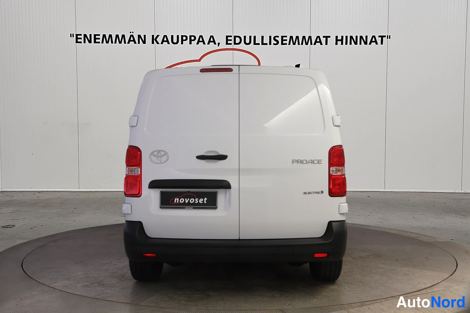 Takaa: Suora takanäkymä valkoisesta Toyota Proace -pakettiautosta; luvanumerolla NOVASET