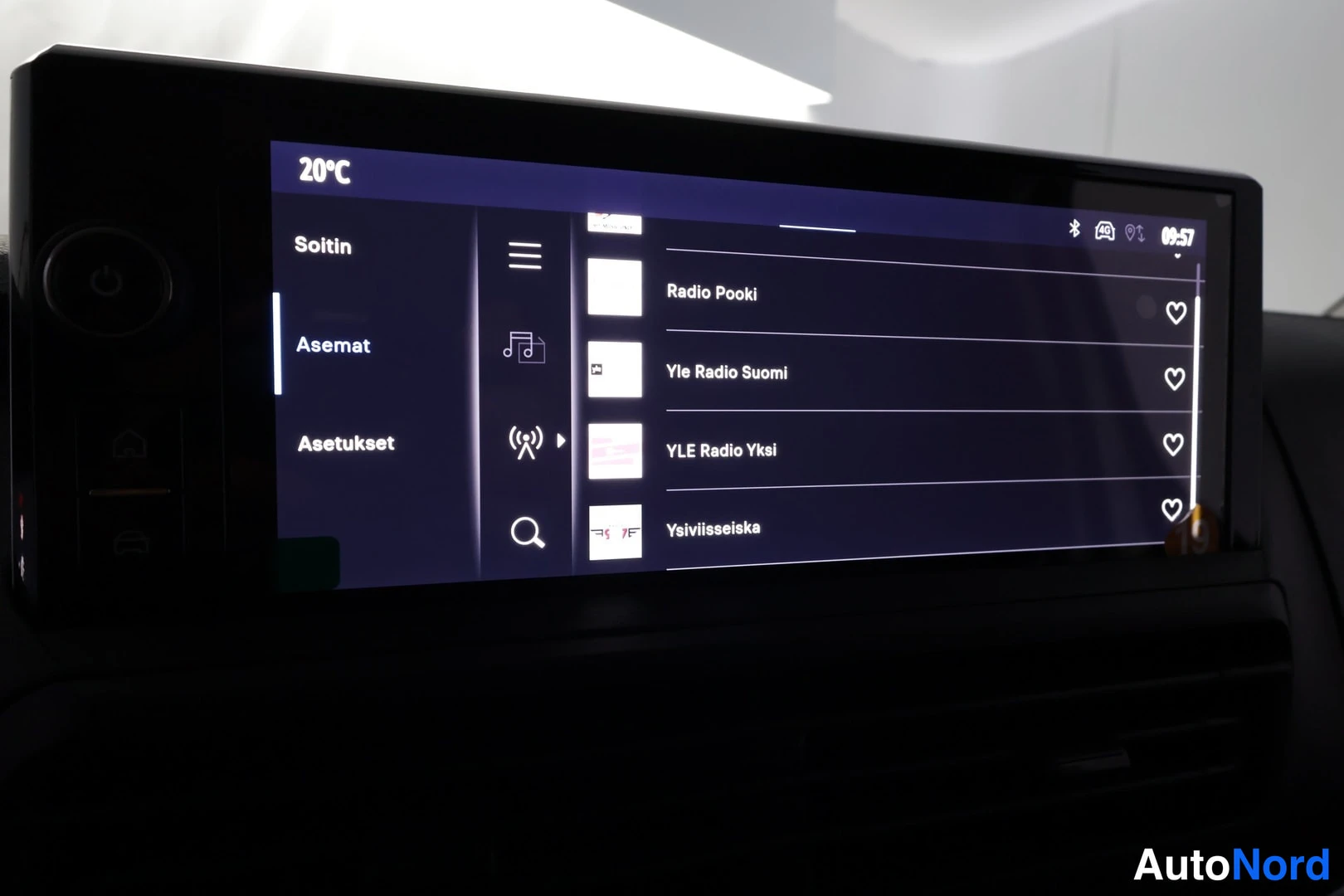 Yksityiskohta: Infotainment-näytön radiolistaus: Radio Pooki, Yle Radio Suomi, YLE Radio Yksi, Ysiviisseiska,Bluetooth-ikoni ja kellonaika 09:57 näkyvät yläkulmassa.