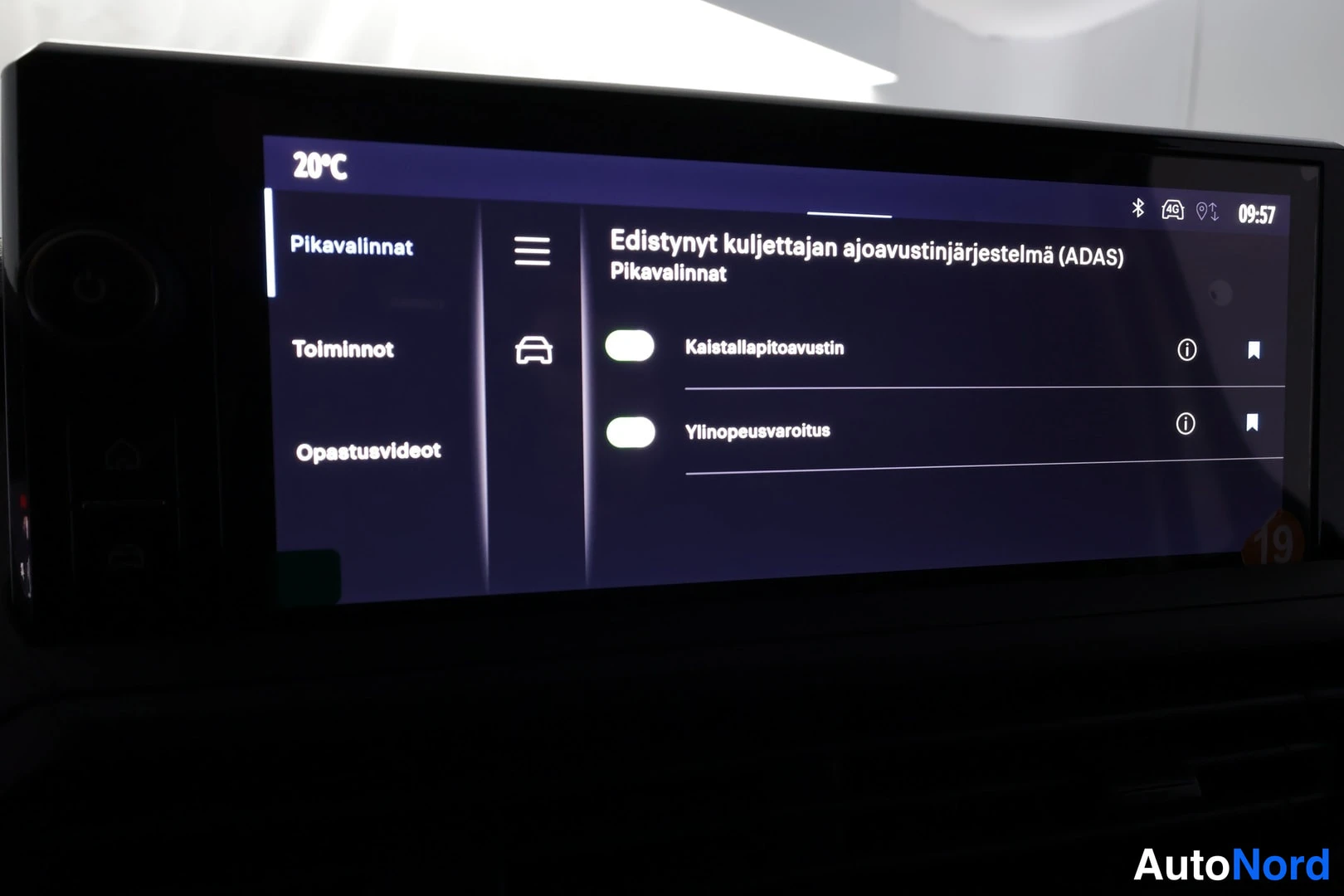 Muu: Auton infotainment-näyttö, jossa ADAS-asetukset: Kaistallapitoavustin ja Ylinopeusvaroitus päällä.