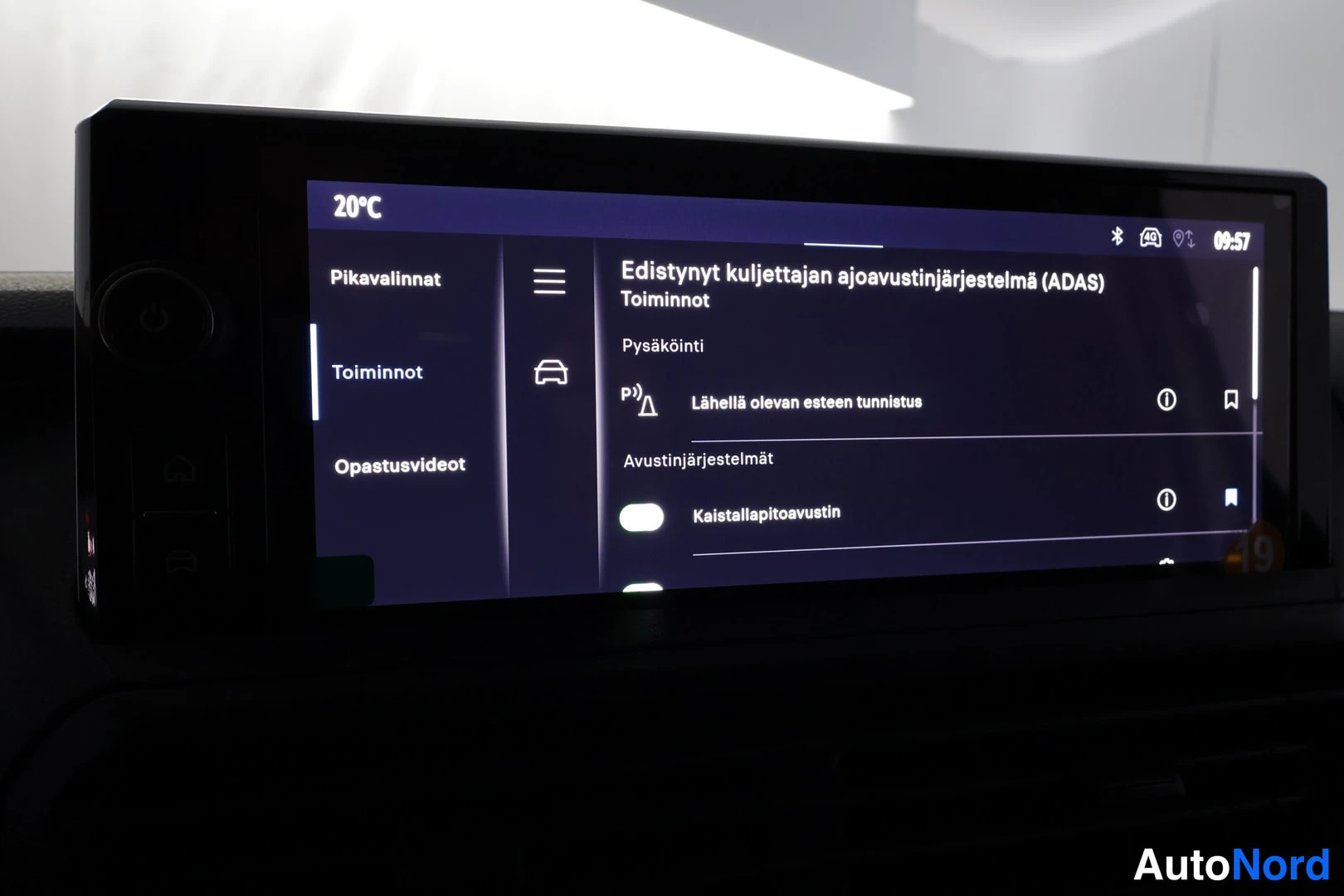 Muu: Auton infotainment-näyttö, ADAS-toiminnot: pysäköintitunnistin 'Lähellä olevan esteen tunnistus' ja Kaistallapitoavustin.
