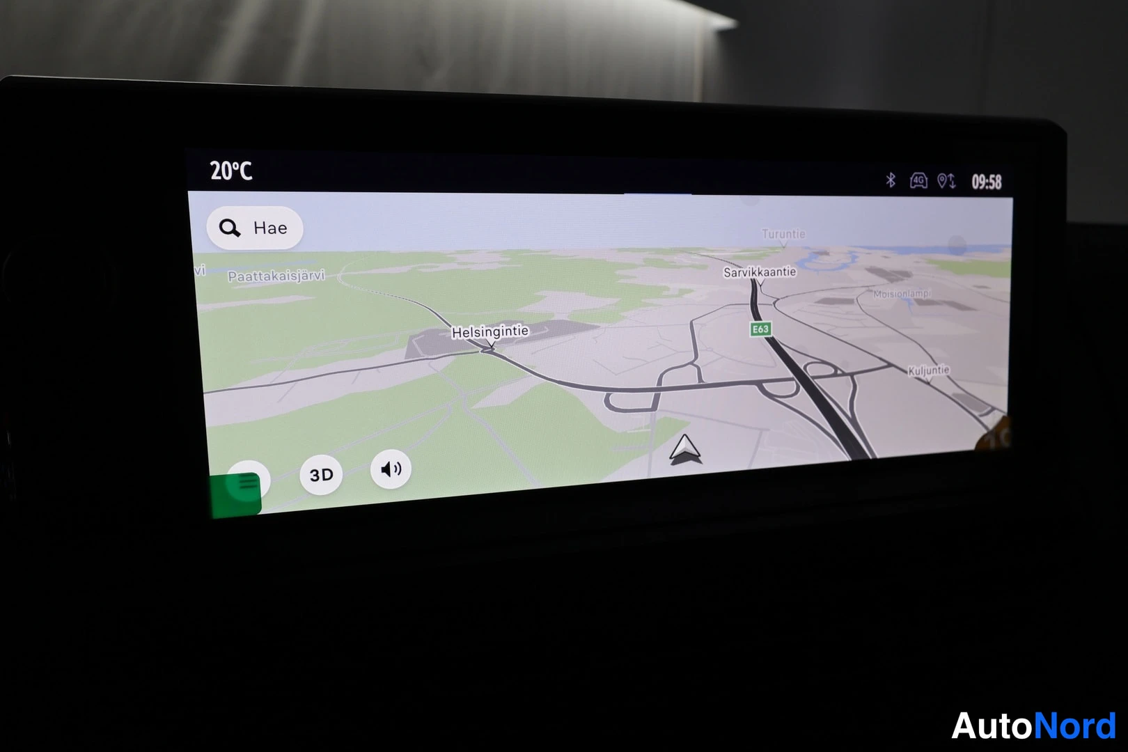 Muu: Auton infotainment-näytön karttanäkymä, hakukenttä 'Hae', 3D-tila ja kartta alueella Turun lähellä.
