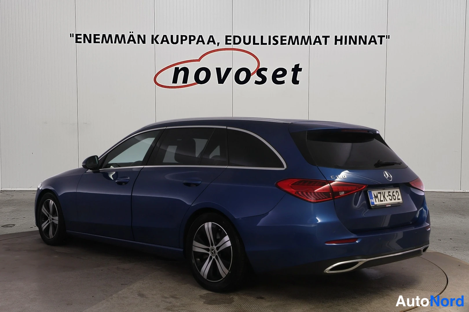 Takaviisto: Sininen Mercedes-Benz C 180 -farmari takaoulmasta vasemmalta, rekisteritunnus.