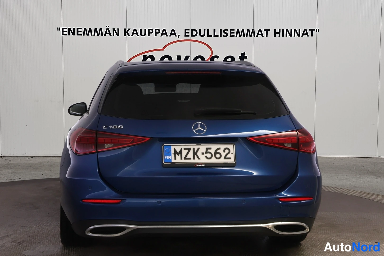 Takaa: Sininen Mercedes-Benz C 180 -farmari suoraan takaa, rekisteritunnus.