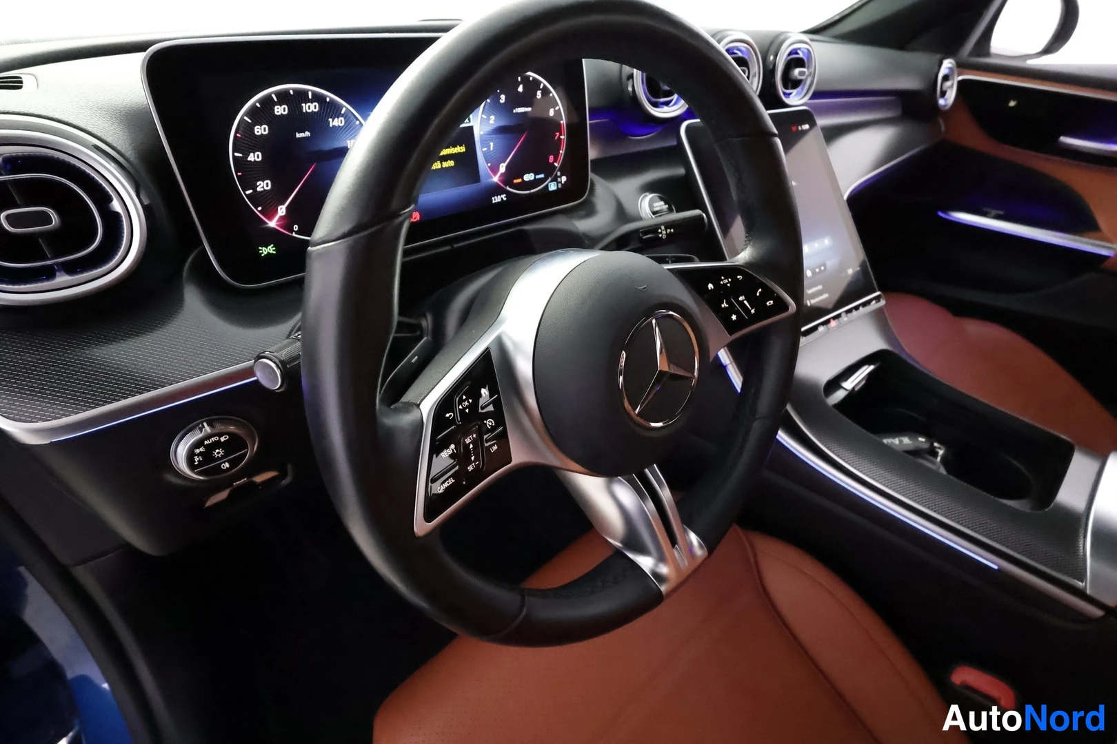 Yksityiskohta: Ohjaamo, Mercedes-tunnusmerkillä varustettu ohjauspyörä, digitaalinen mittaristo ja kosketusnäyttö keskikonsolissa
