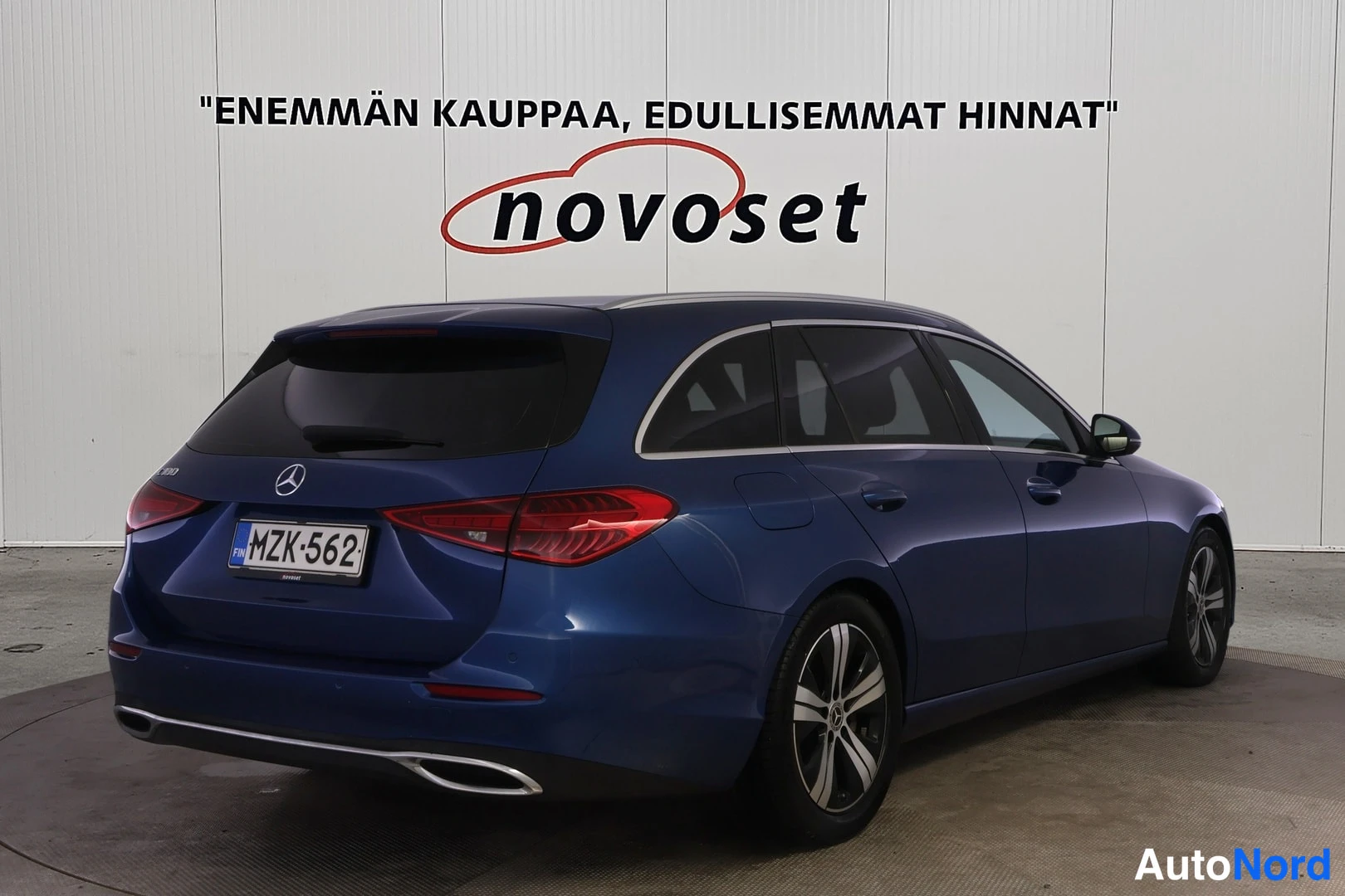 Takaviisto: Sininen Mercedes-Benz C 180 -farmari takaoulmasta oikealta, rekisteritunnus.