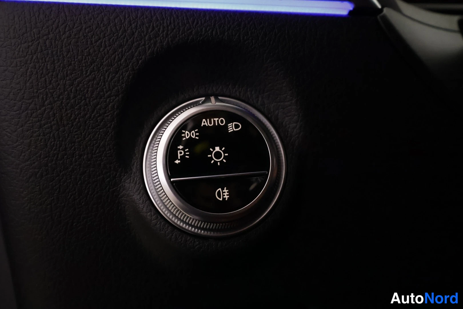 Muu: Valojen kytkin AUTO-asennossa, sumuvalo- ja parkkivalomerkit näkyvät