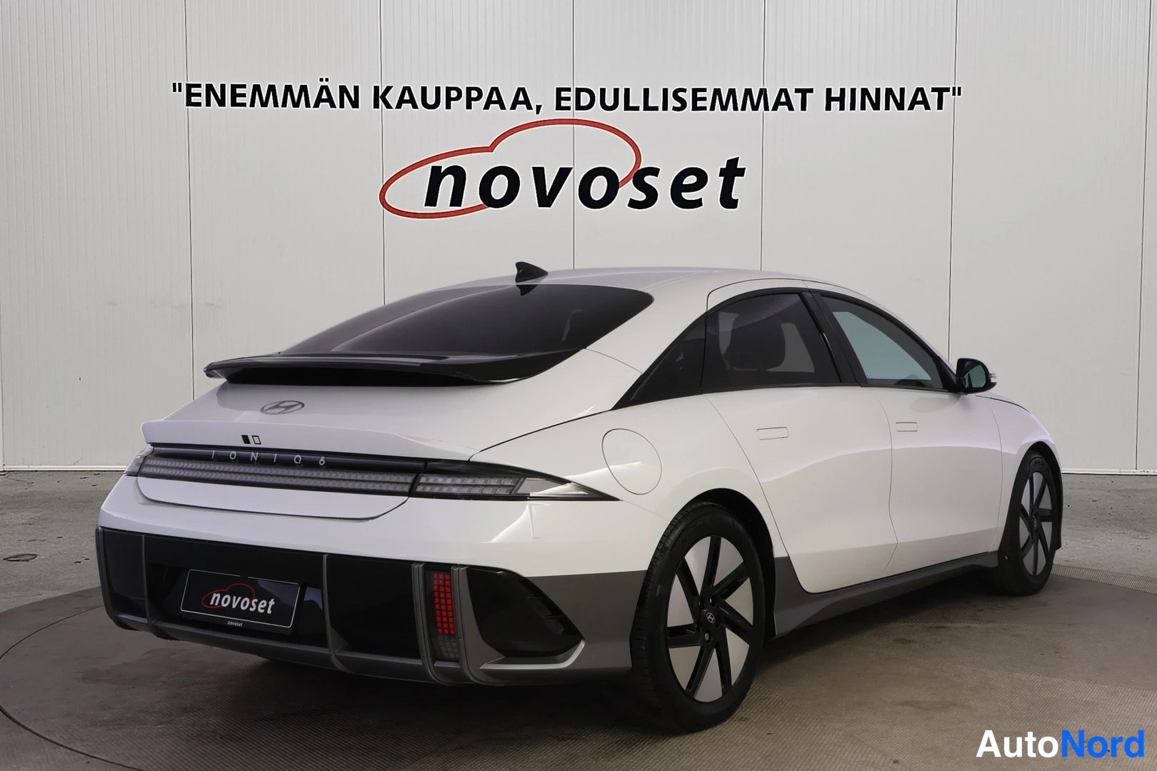 Takaviisto: Hyundai IONIQ 6:n takakulmakuva oikealta, IONIQ 6 -teksti kannen poikki ja mustat Aero-hiottomat vanteet näkyvät.