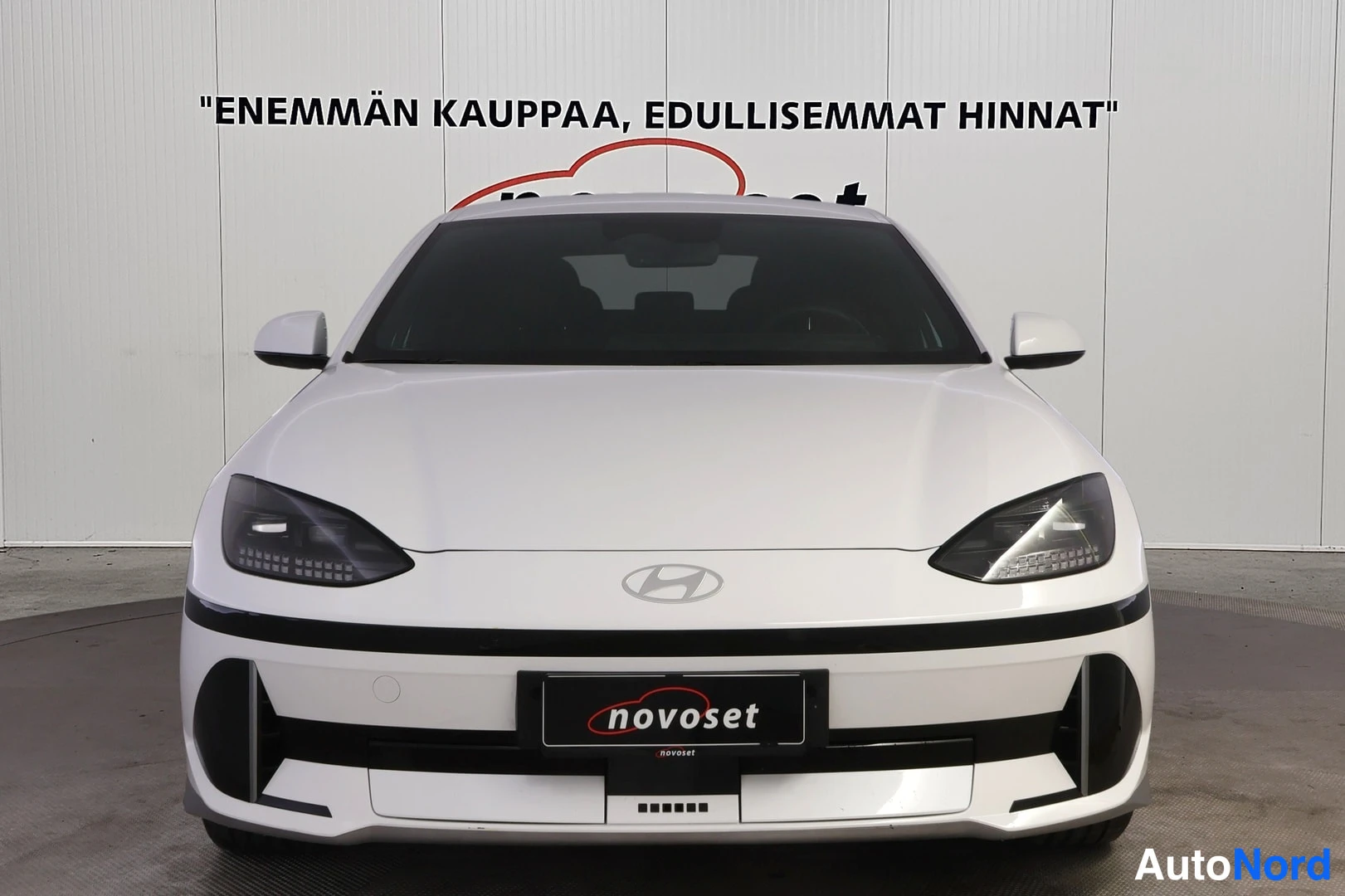 Edestä: Hyundai IONIQ 6 frontal view with headlights and Hyundai badge visible.