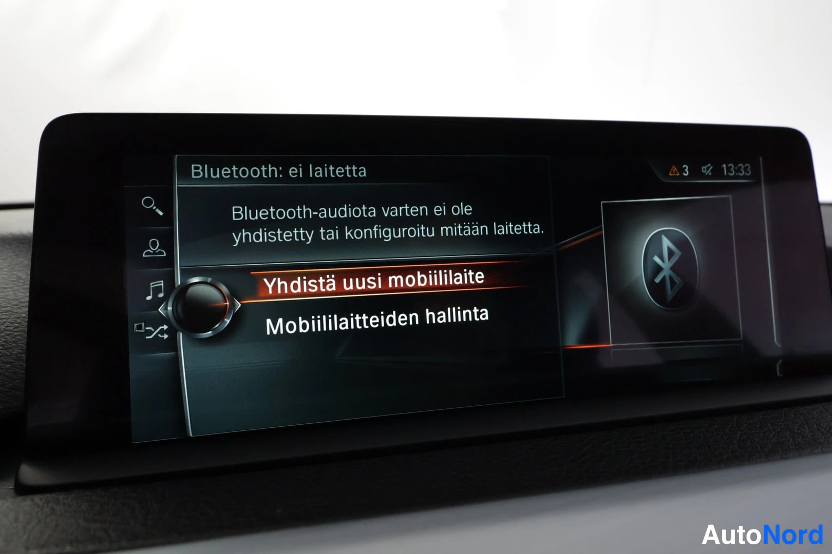 Muu: Auton näytöllä Bluetooth-valikko tekstillä 'Bluetooth: ei laitetta' ja valinta 'Yhdistä uusi mobiililaite'.