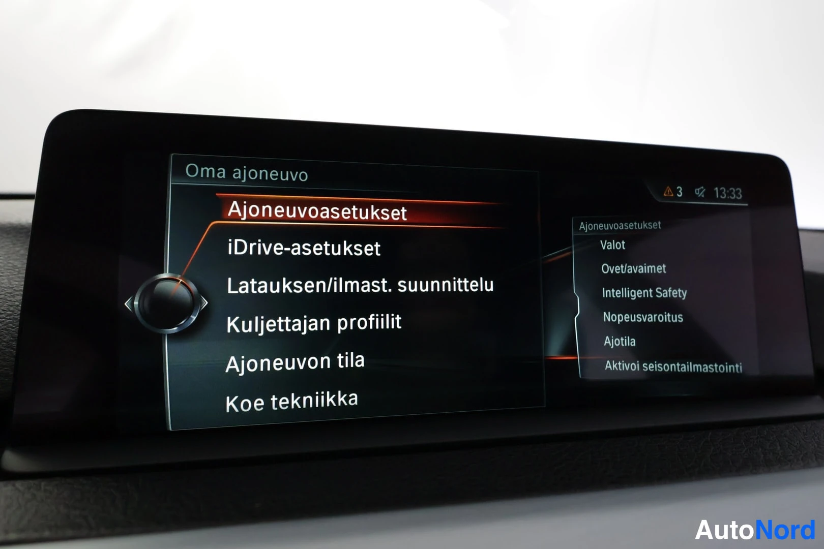 Yksityiskohta: Auton infotainment-näyttö, jossa on auki Oma ajoneuvo -valikko ja Ajoneuvoasetukset-kohde valittuna.