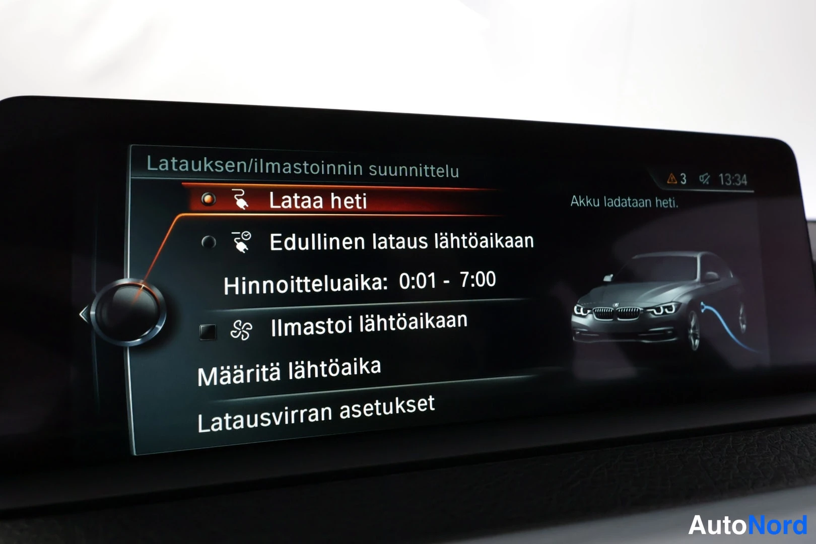 Yksityiskohta: Auton infotainment-näyttö, Latauksen/ilmastoinnin suunnittelu -valikko, valittuna Lataa heti, oikealla ilmoitus Akku ladataan heti.