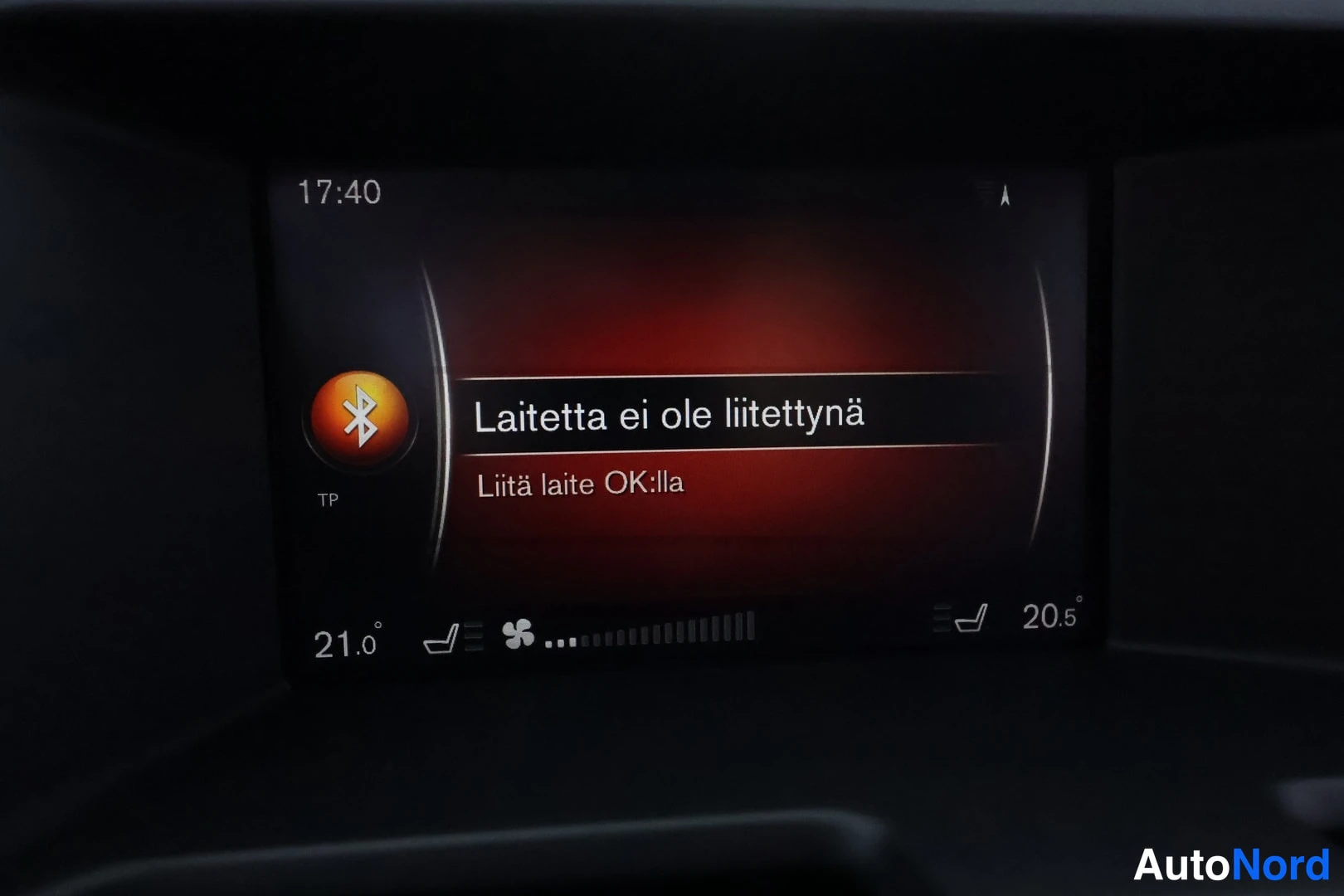 Muu: Auton kojelaudan näyttö bluetooth-ikkunassa: Laitetta ei ole liitetynä, Liitä laite OK:lla. Kello 17:40, lämpötilat 21,0° ja 20,5°.