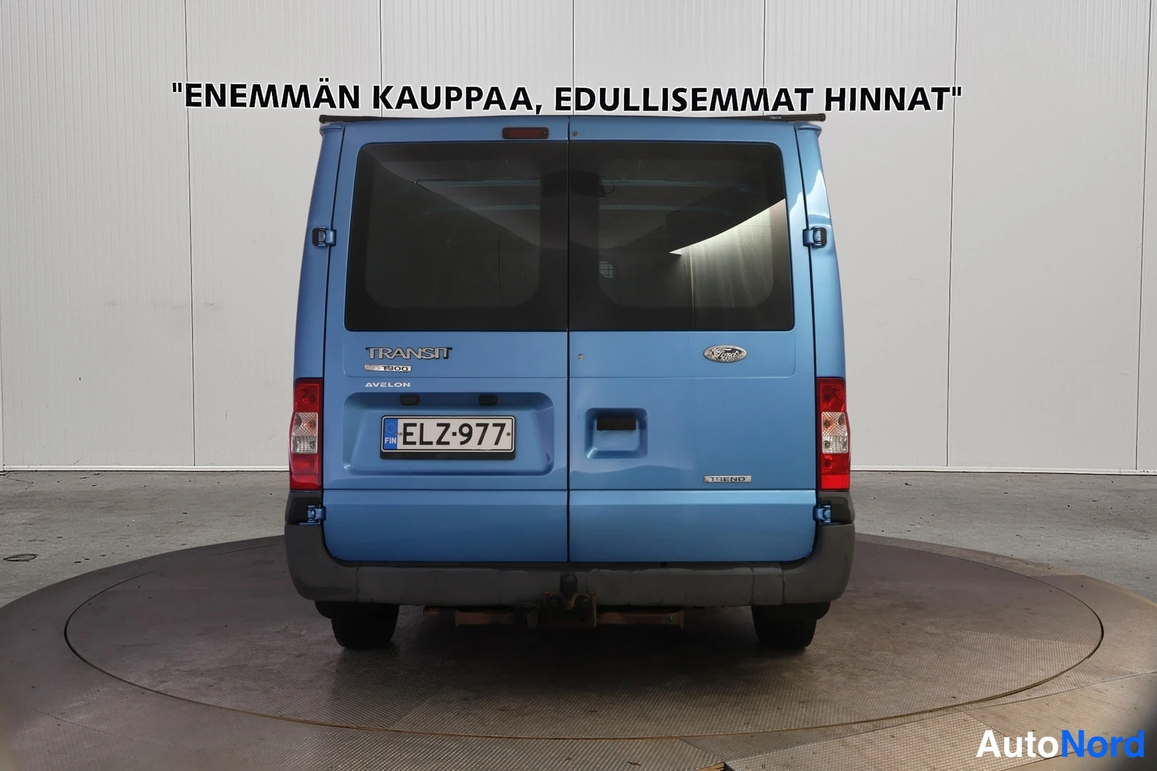 Takaa: Sininen pakettiauto suoraan takaa, kaksiosaiset takaovet.