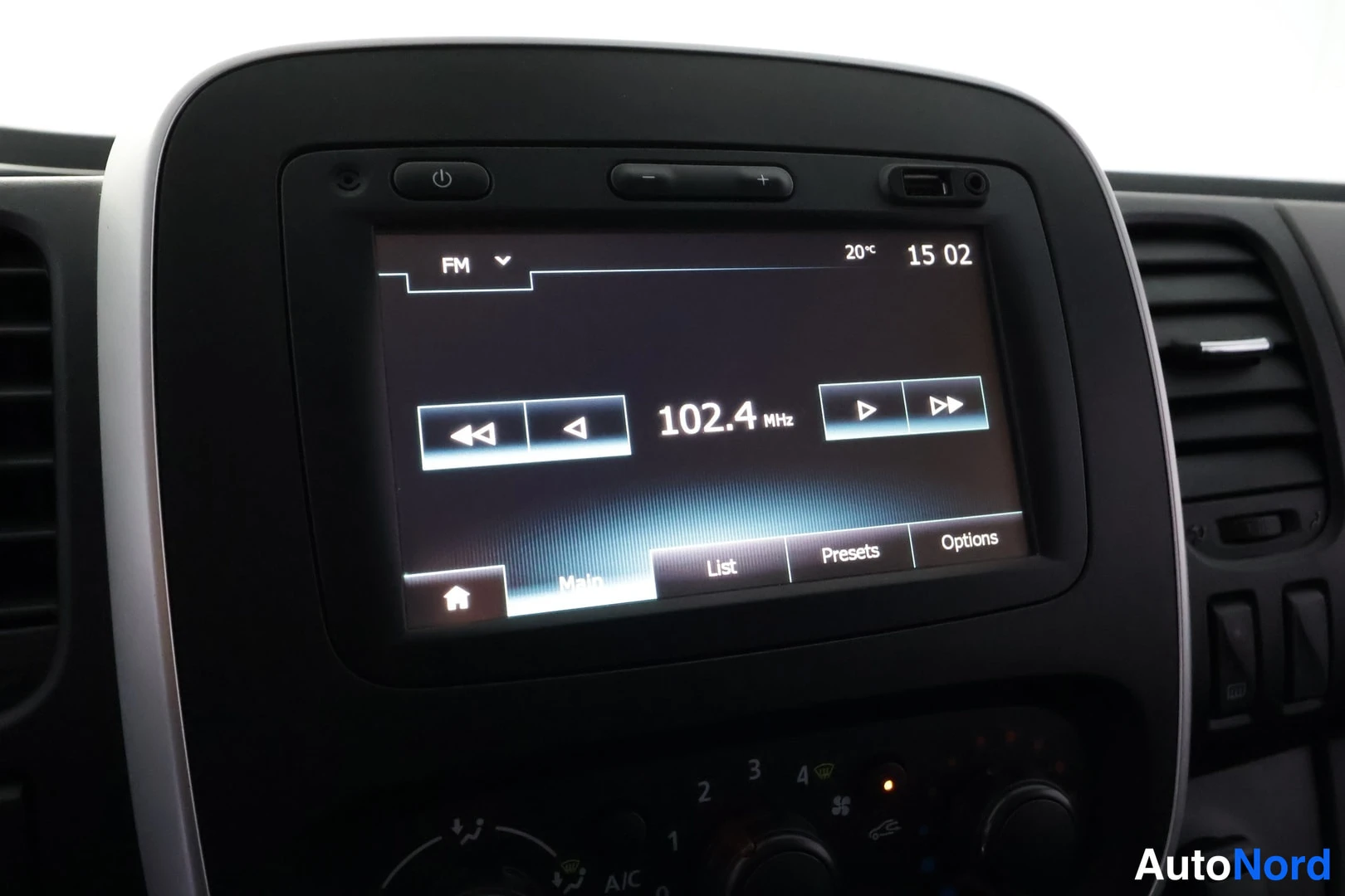 Muu: Radio käynnissä taajuudella 102.4 MHz näytöllä, jossa valikot Main, List, Presets ja Options.