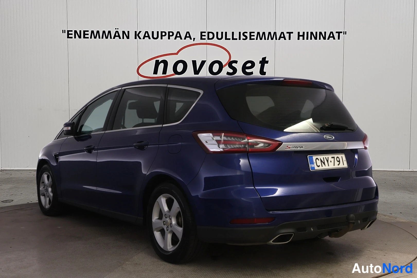 Takaviisto: Tummansininen Ford S-Max kuvattuna takakulmasta; peräosat ja vasen kylki näkyvät, takaluukussa S-MAX-merkki, rekisteritunnus.