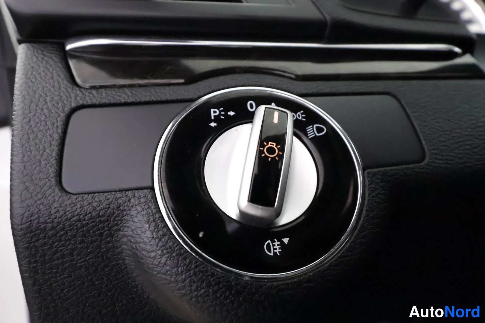 Edestä: Mercedes-Benzin kojelaudan valokytkin, jossa asennot including pysäköinti- ja sumuvaloille.