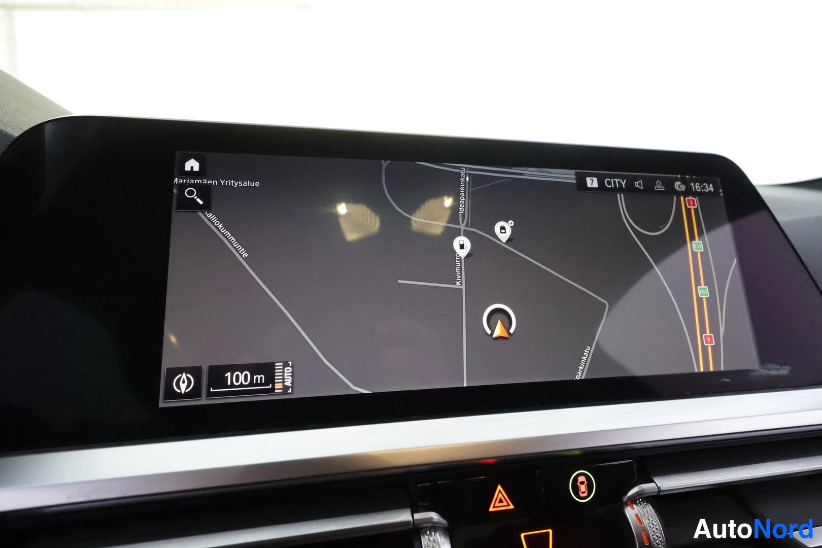 Yksityiskohta: Infotainment-näyttö näyttää karttaa, jossa lukee 100 m ja CITY.