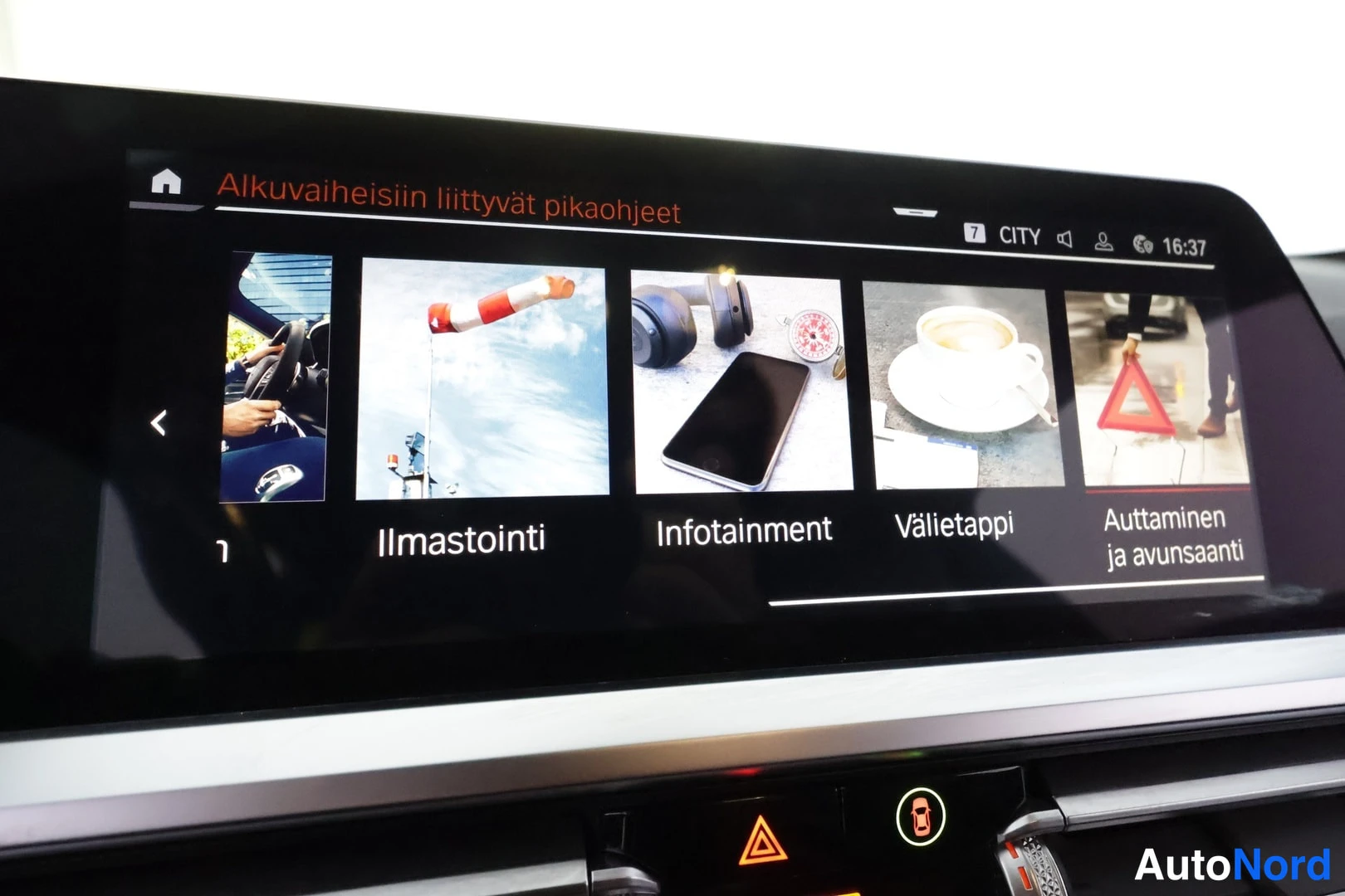 Muu: Infotainment-näytön pikaohjeet-valikko, jossa kohdat Ilmastointi, Infotainment, Välietappi ja Auttaminen ja avunsaanti.