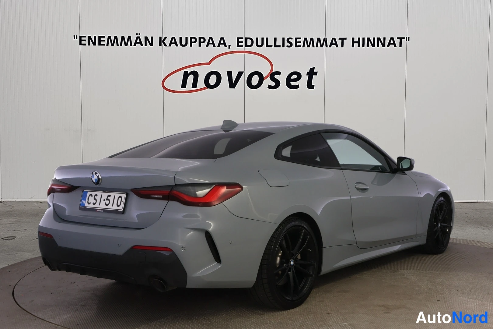 Takaviisto: Harmaa BMW-coupé takakulmasta kuvattuna toiselta sivulta; kattospoileri, tummennetut takavalot, musta diffuusori, mustat kevytmetallivanteet.