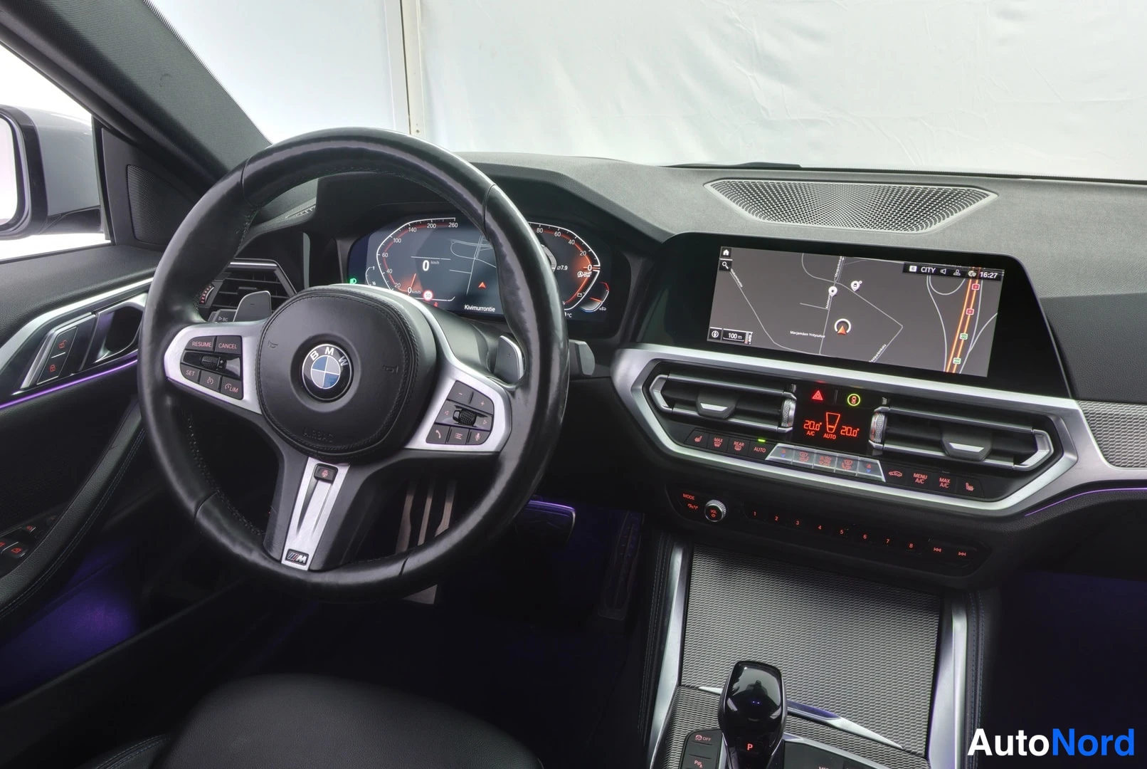 Muu: BMW 430i xDrive M Sport 2022, sisätilat, ohjauspyörä ja infotainment-näyttö