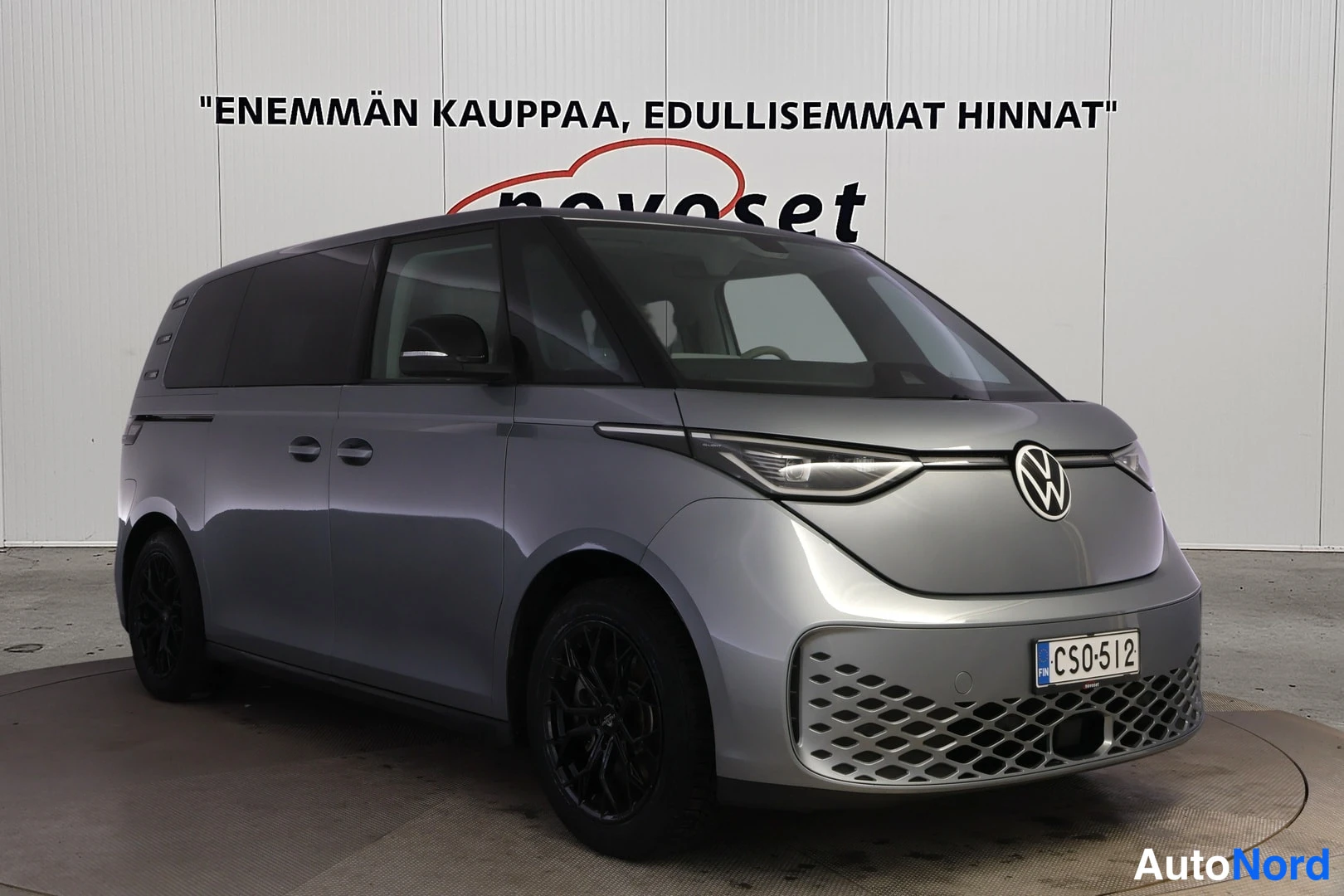 Etuviisto, nokka vasemmalle: Halkilevykuvassa näkyy hopeanharmaa Volkswagen-minibussi kolmanteen neljännekseen edestä vasemmalta. Etuosa ja auton oikea kylki näkyvät yhdessä.