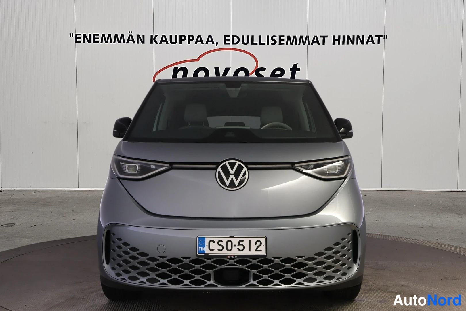 Edestä: Edustakin eteenpäin otetussa kuvassa on hopeanharmaa Volkswagen. Auton etuosa on täysin symmetrinen ja näkyvissä kokonaan.