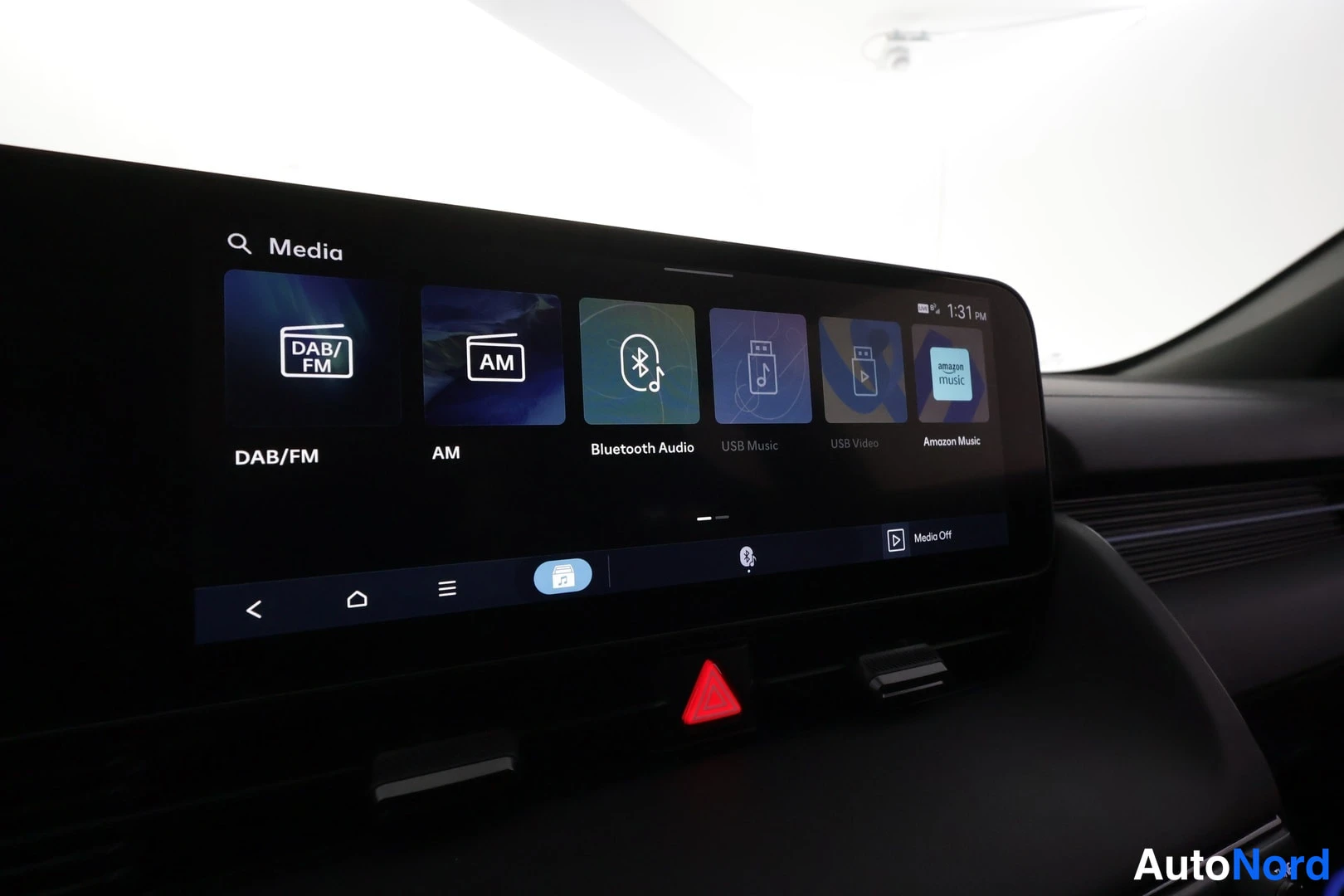 Muu: Medianäytön lähdetaulukko: DAB/FM, AM, Bluetooth Audio, USB Music, USB Video ja Amazon Music.