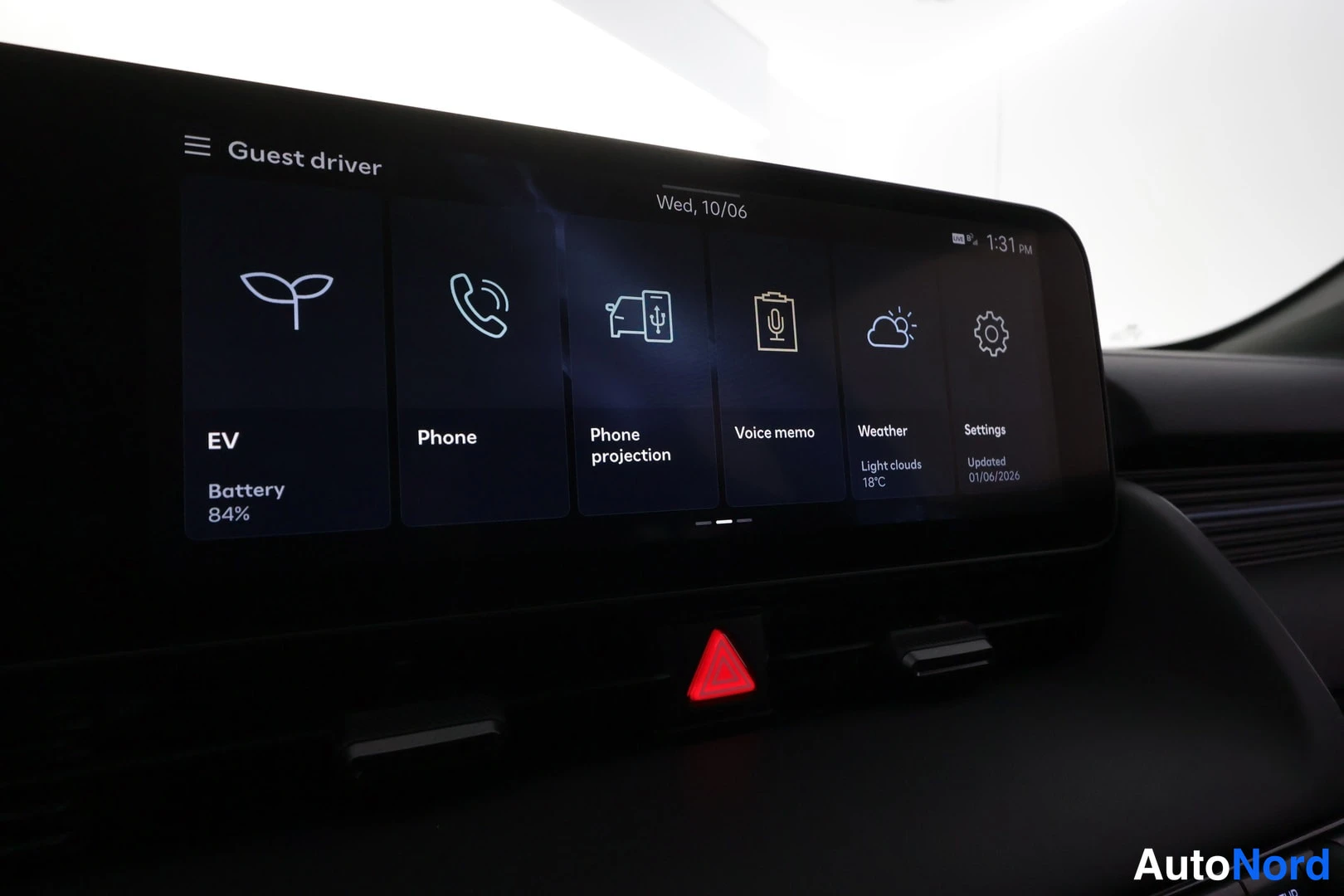 Muu: Infotainment-näytön valikkonäkymä: EV (Battery 84%), Phone, Phone projection, Voice memo, Weather ja Settings.