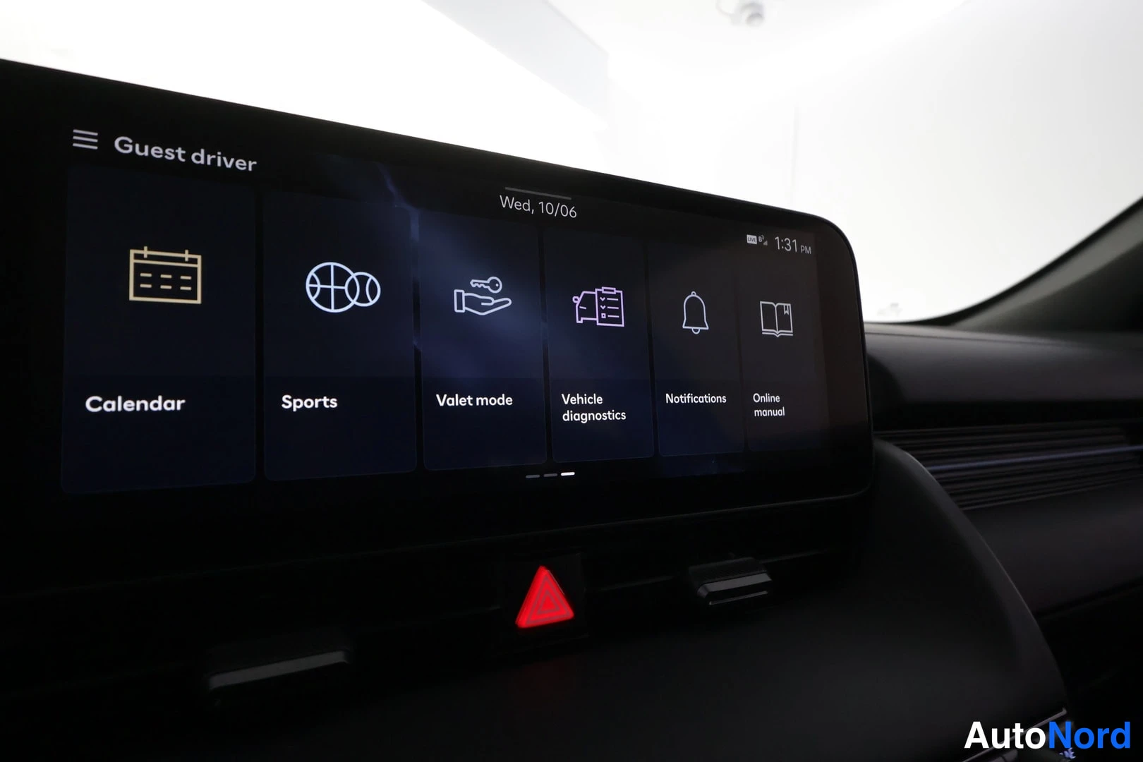 Yksityiskohta: Lähikuva auton infotainment-näytöstä: Guest driver -näkymä sovelluksilla Calendar, Sports, Valet mode, Vehicle diagnostics, Notifications ja Online manual. Näyt