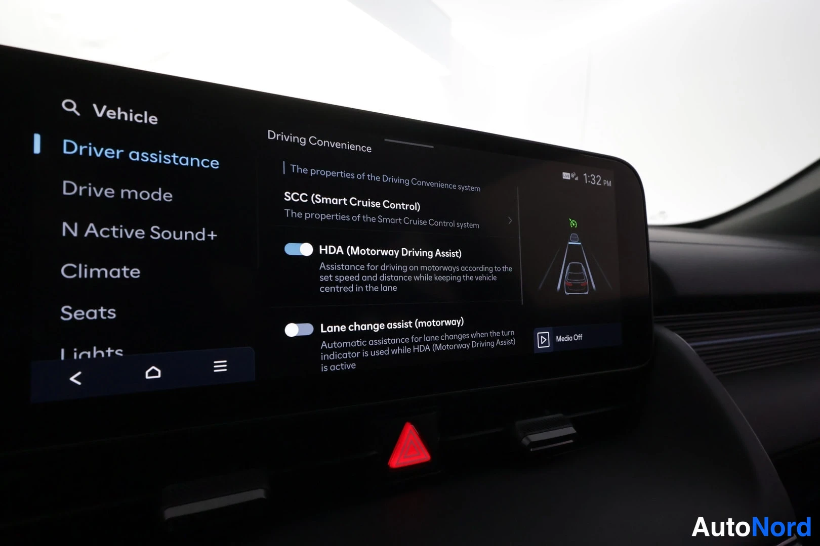Edestä: Infotainment-näytön lähikuva auton sisältä: Vehicle-valikko avattu kohdasta Driver assistance. Näytöllä asetukset SCC (Smart Cruise Control), HDA (Motorway Driv